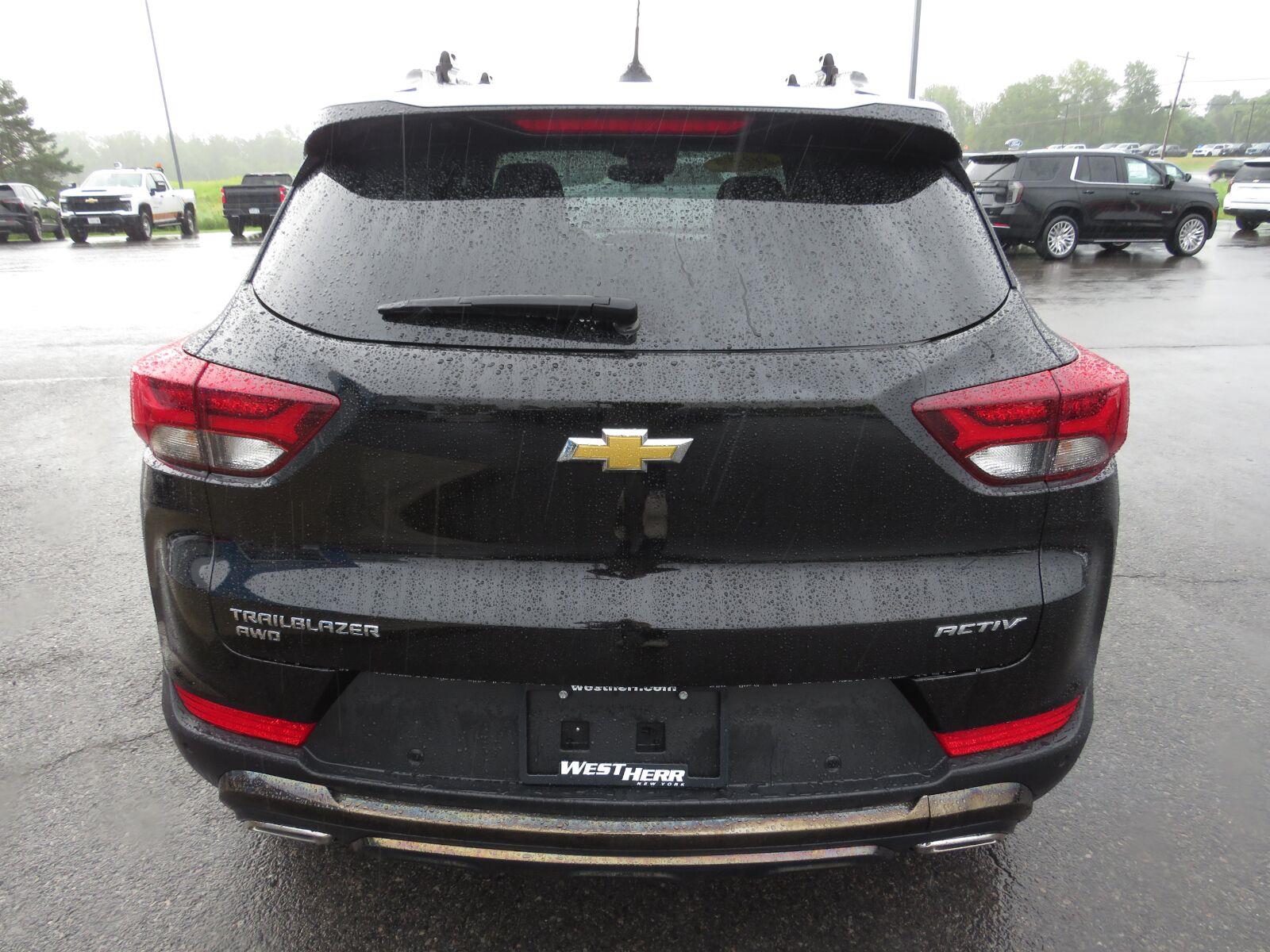 Used 2022 Mosaic Black Metallic Chevrolet ACTIV image 8