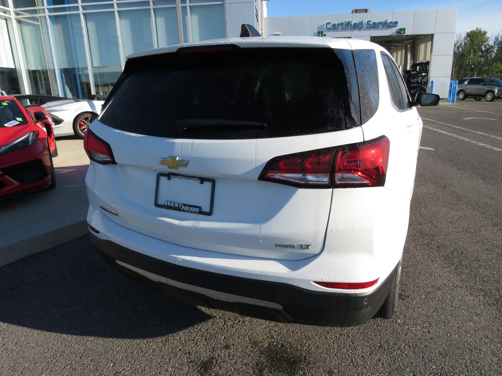 Used 2024 Summit White Chevrolet LT image 9