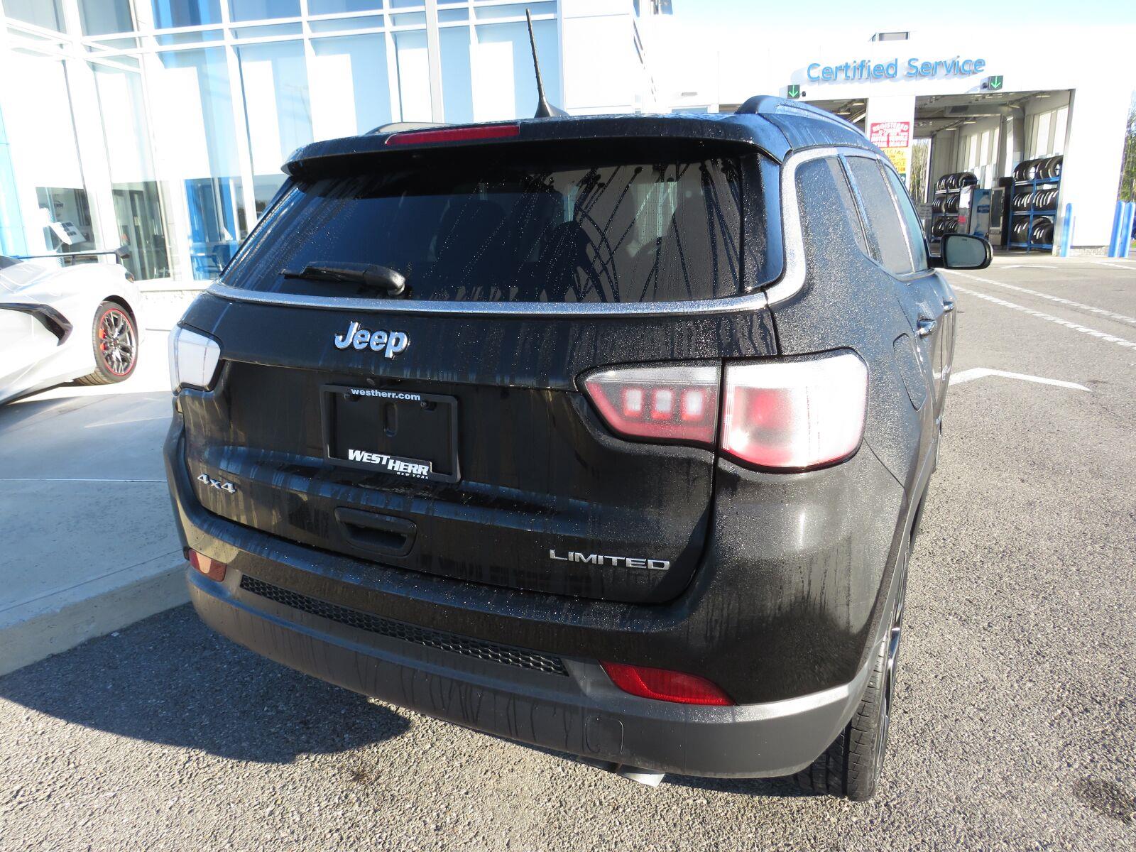 Used 2019 Diamond Black Crystal Pearlcoat Jeep Limited image 8