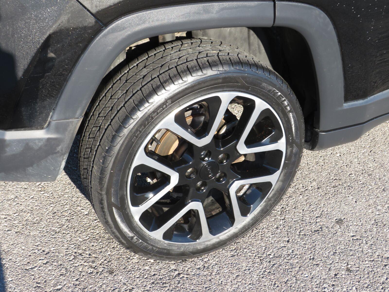 Used 2019 Diamond Black Crystal Pearlcoat Jeep Limited image 9