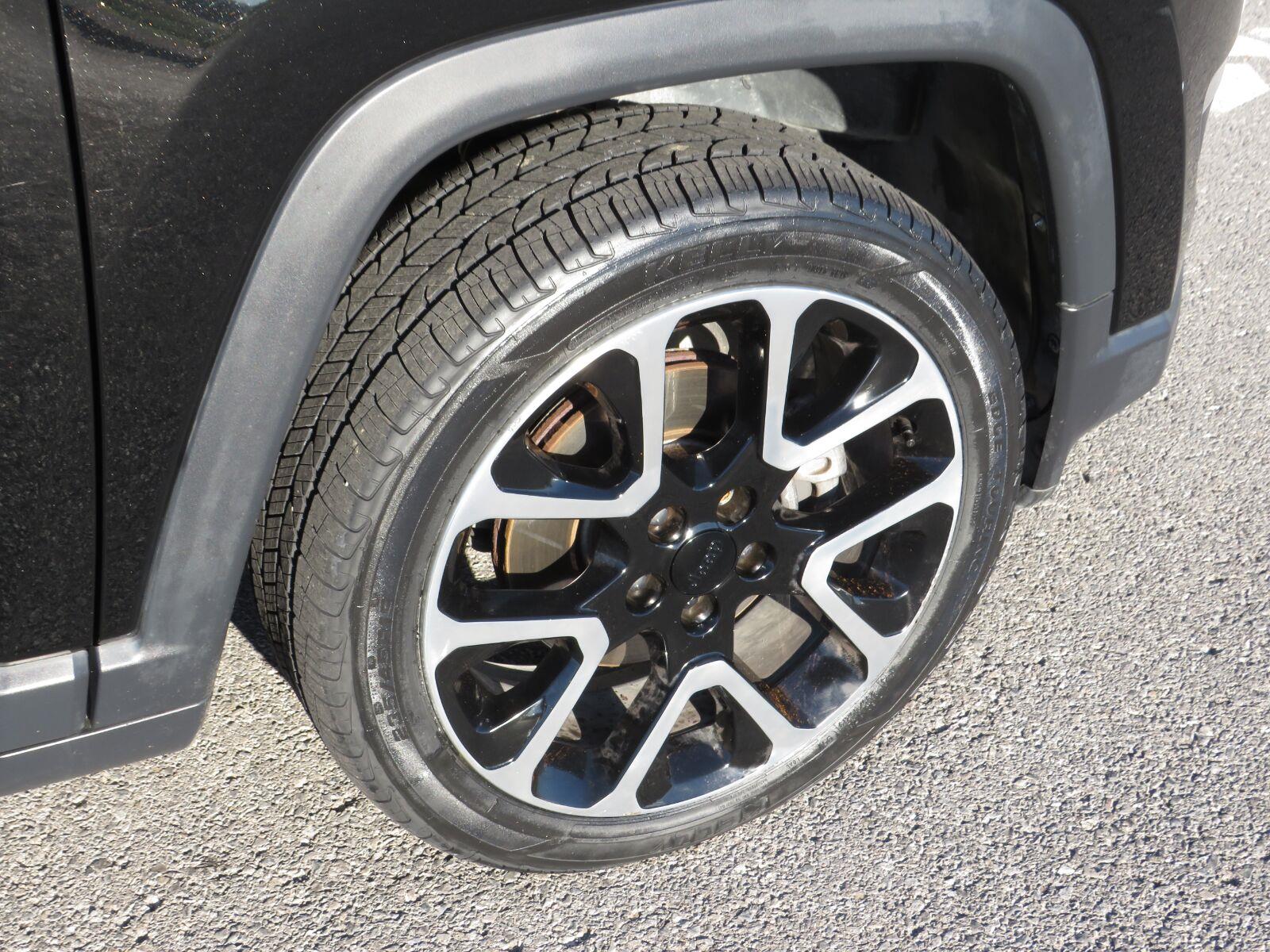 Used 2019 Diamond Black Crystal Pearlcoat Jeep Limited image 10
