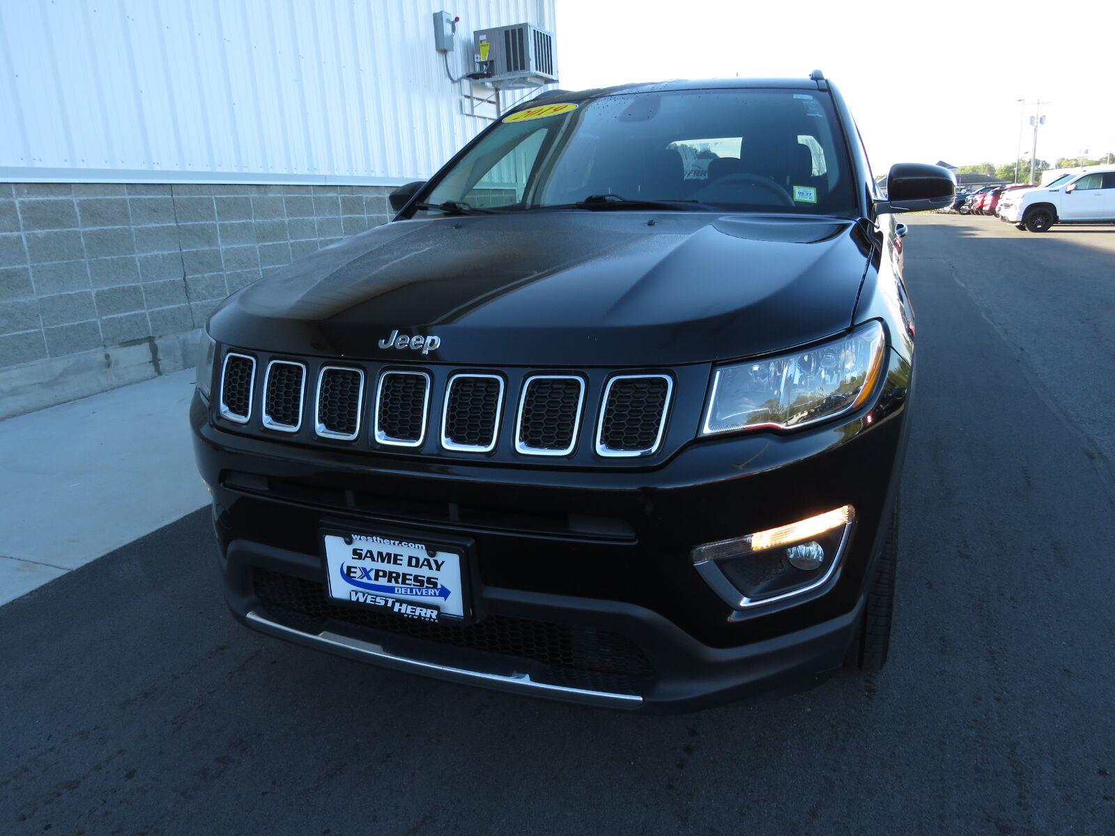 Used 2019 Diamond Black Crystal Pearlcoat Jeep Limited image 13