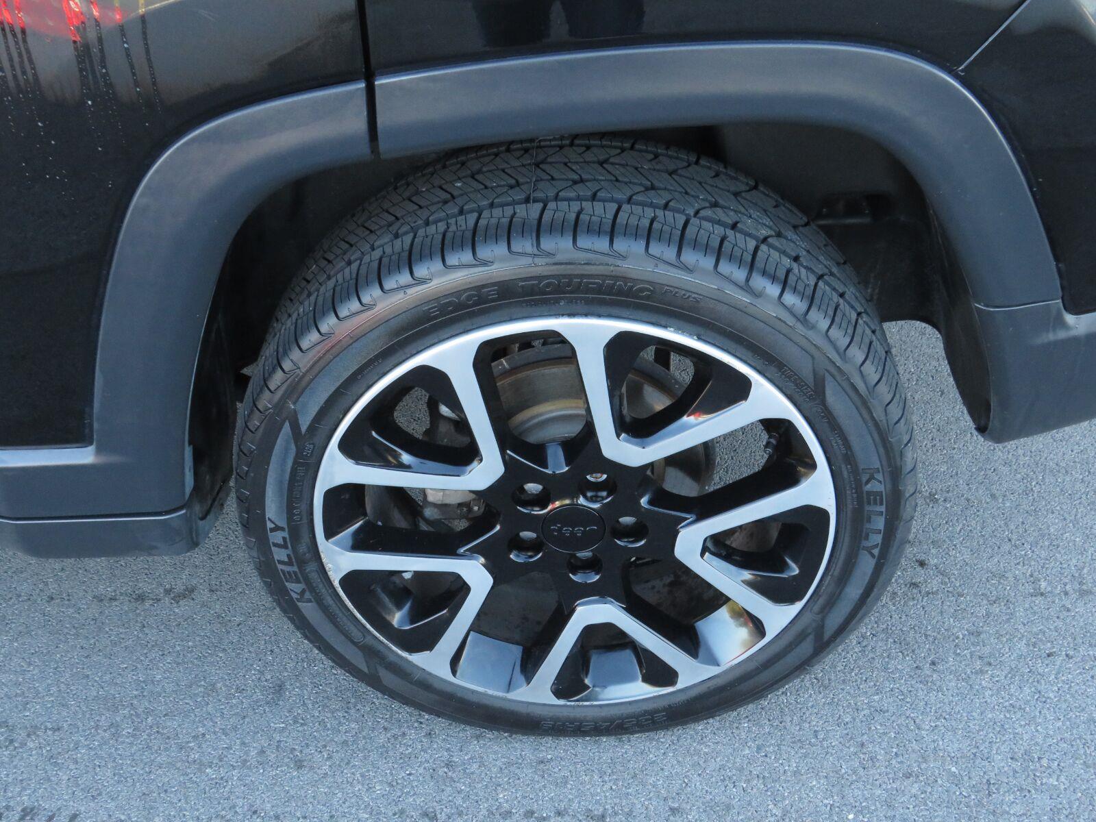 Used 2019 Diamond Black Crystal Pearlcoat Jeep Limited image 19