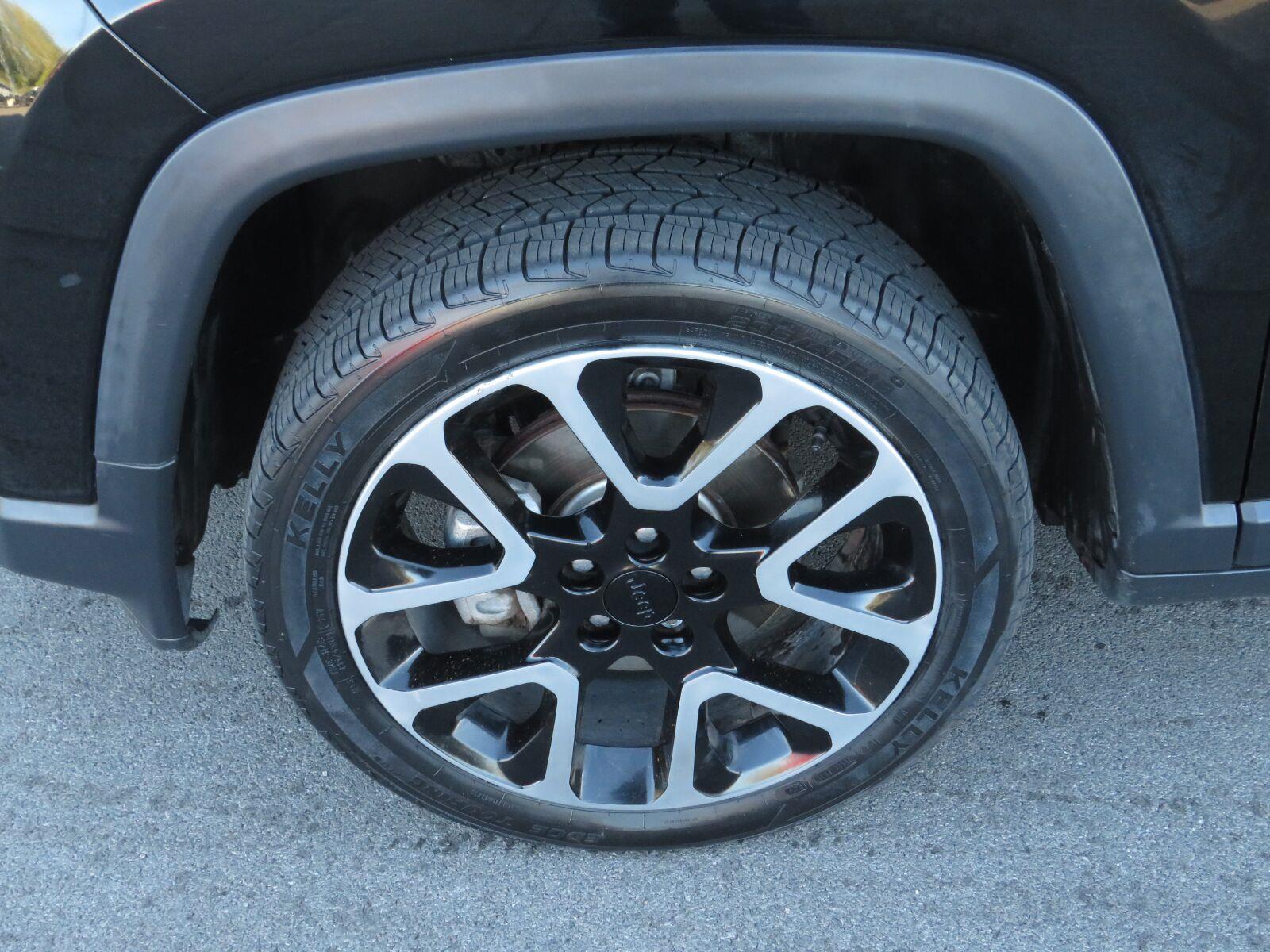 Used 2019 Diamond Black Crystal Pearlcoat Jeep Limited image 20
