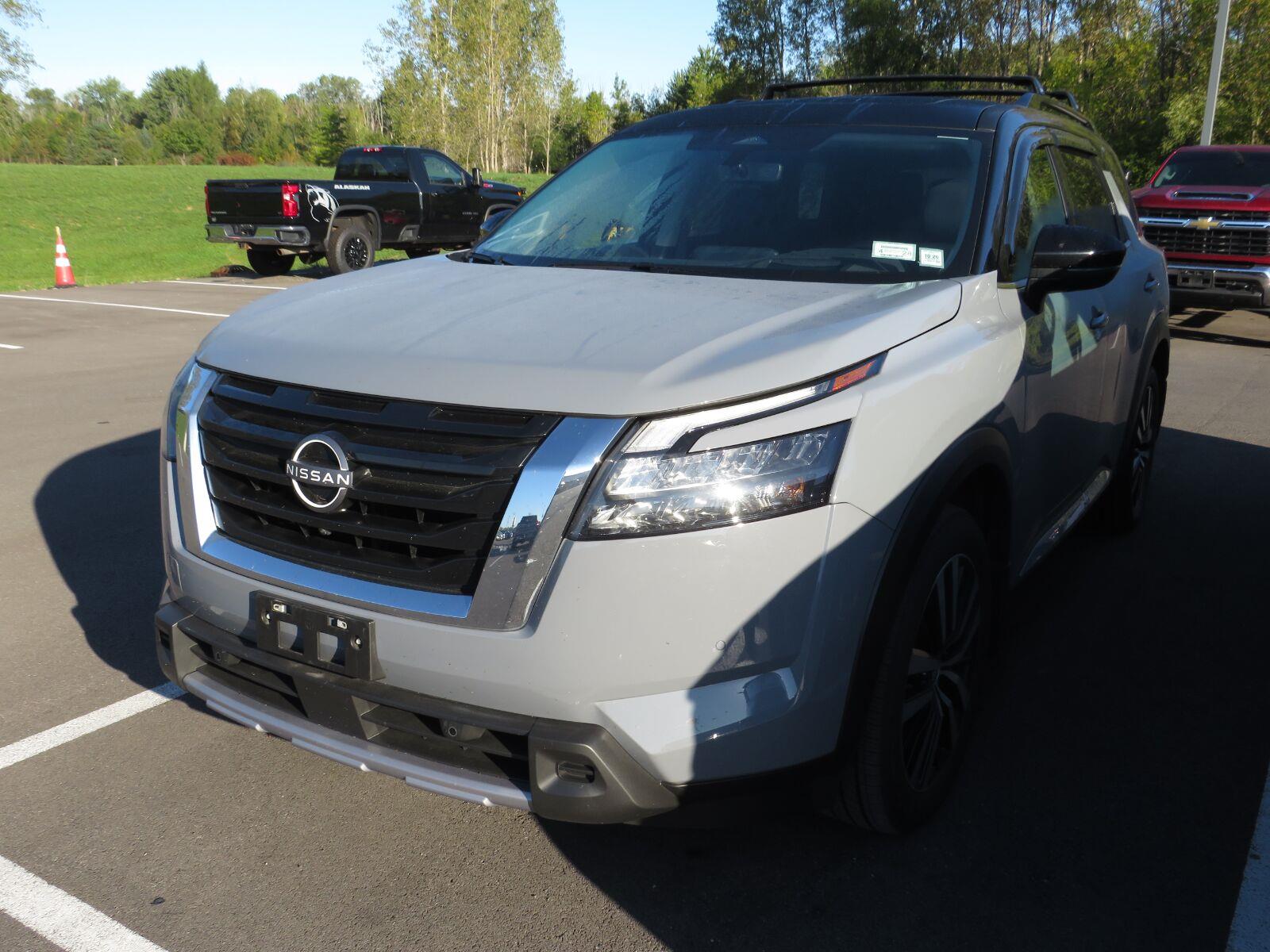 Used 2025 Solid Gray/Super Black Nissan Platinum image 5