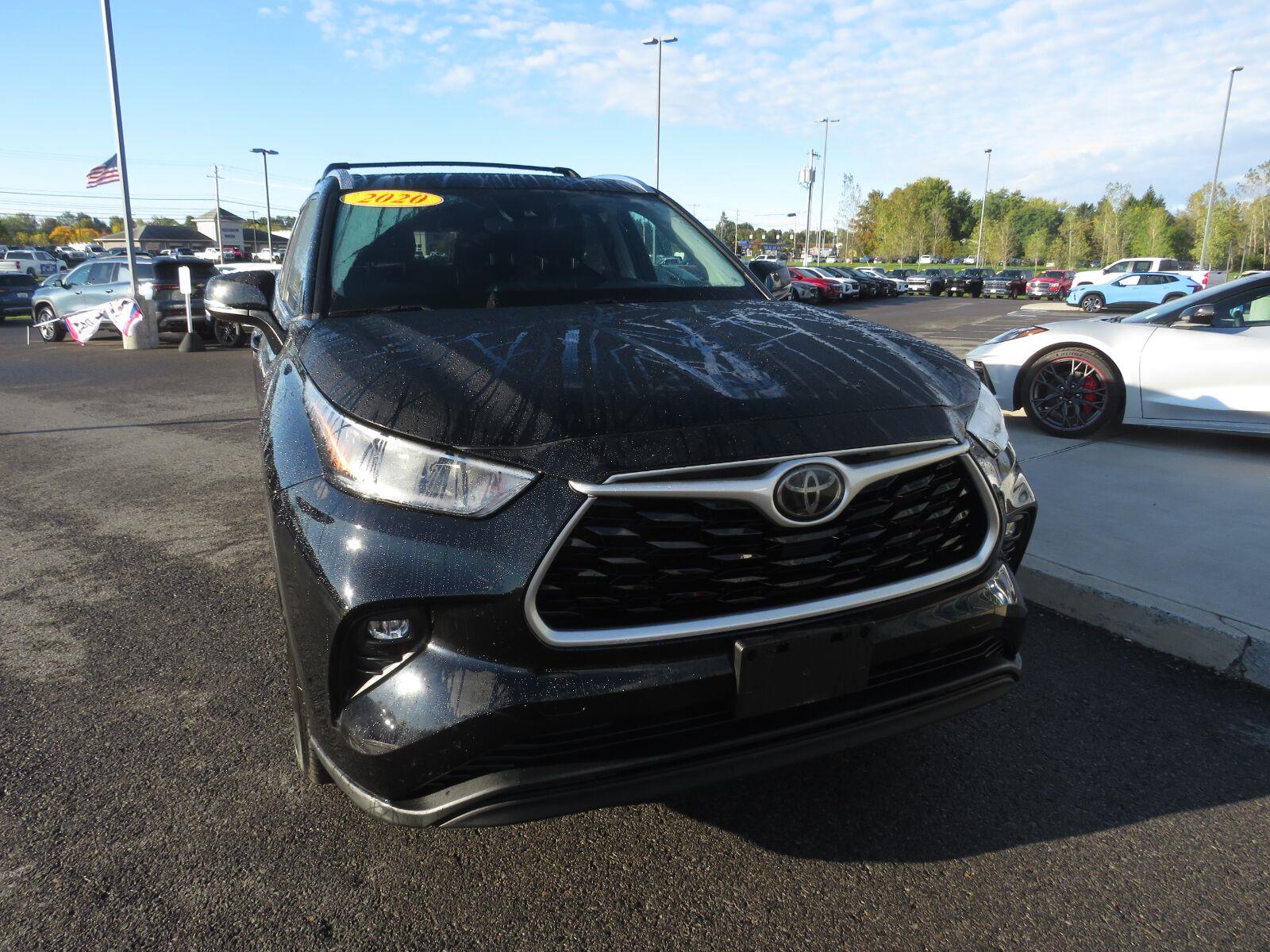 Used 2020 Midnight Black Metallic Toyota XLE image 4