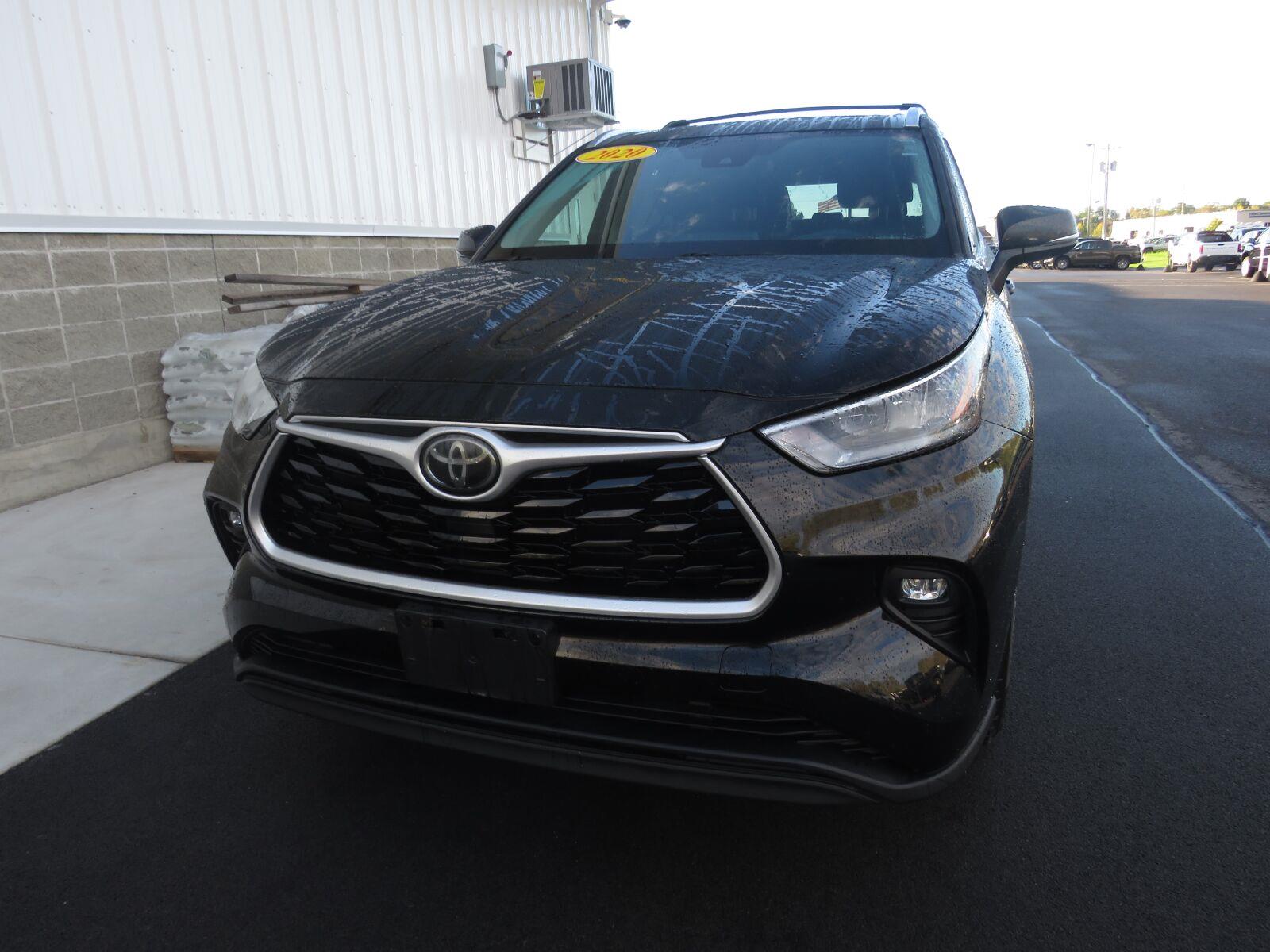 Used 2020 Midnight Black Metallic Toyota XLE image 13