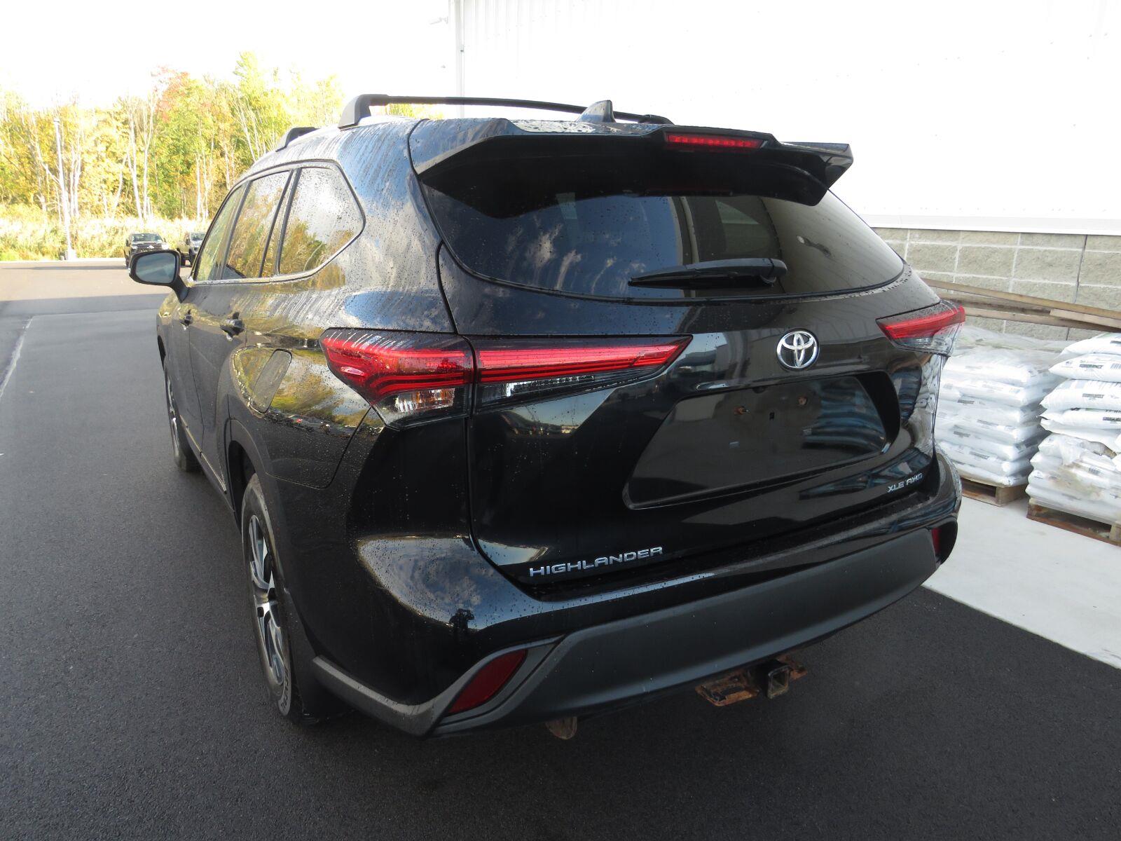 Used 2020 Midnight Black Metallic Toyota XLE image 17