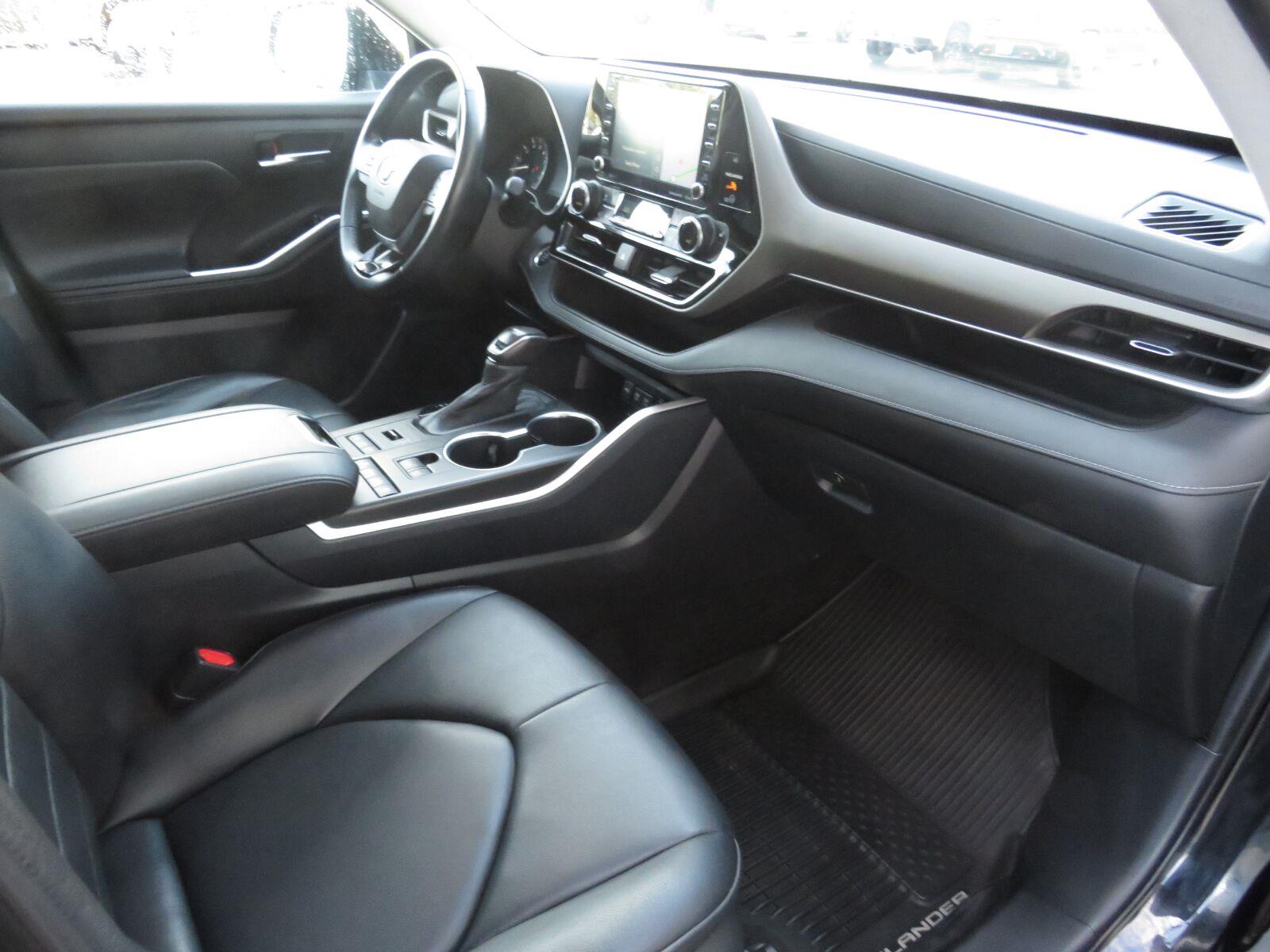 Used 2020 Midnight Black Metallic Toyota XLE image 27