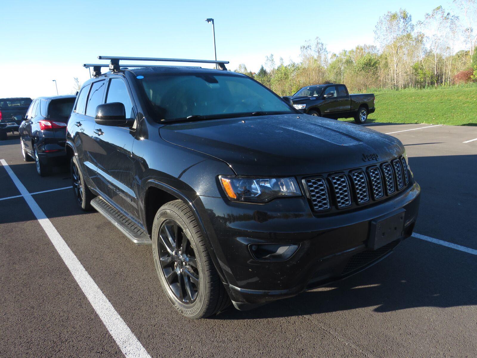 Used 2019 Diamond Black Crystal Pearlcoat Jeep Altitude image 2