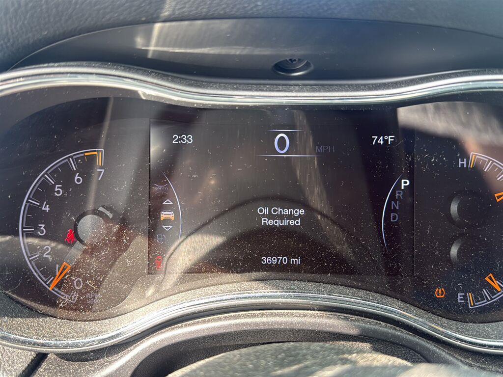 Used 2019 Diamond Black Crystal Pearlcoat Jeep Altitude image 15