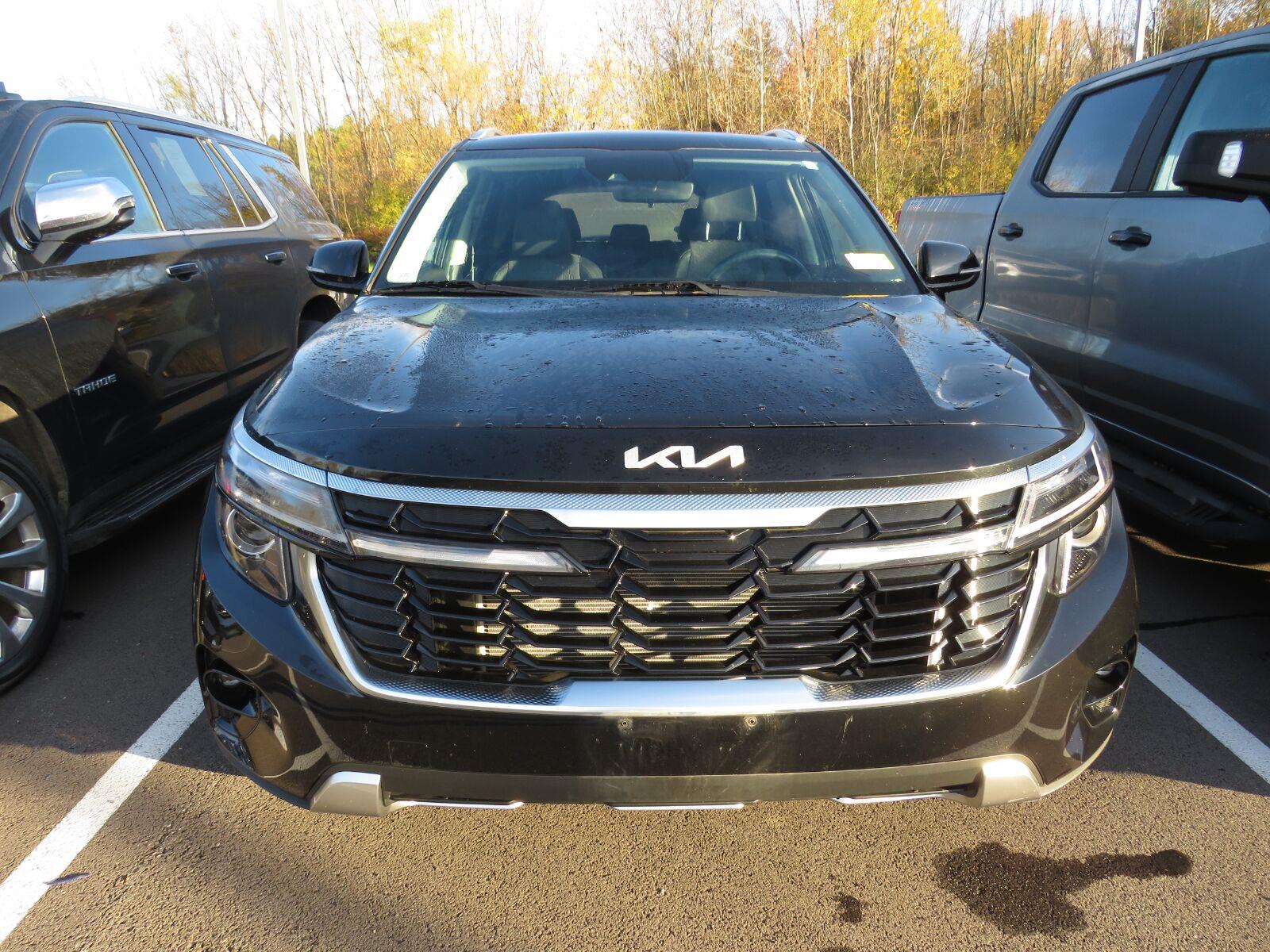 Used 2024 Fusion Black Kia S image 4