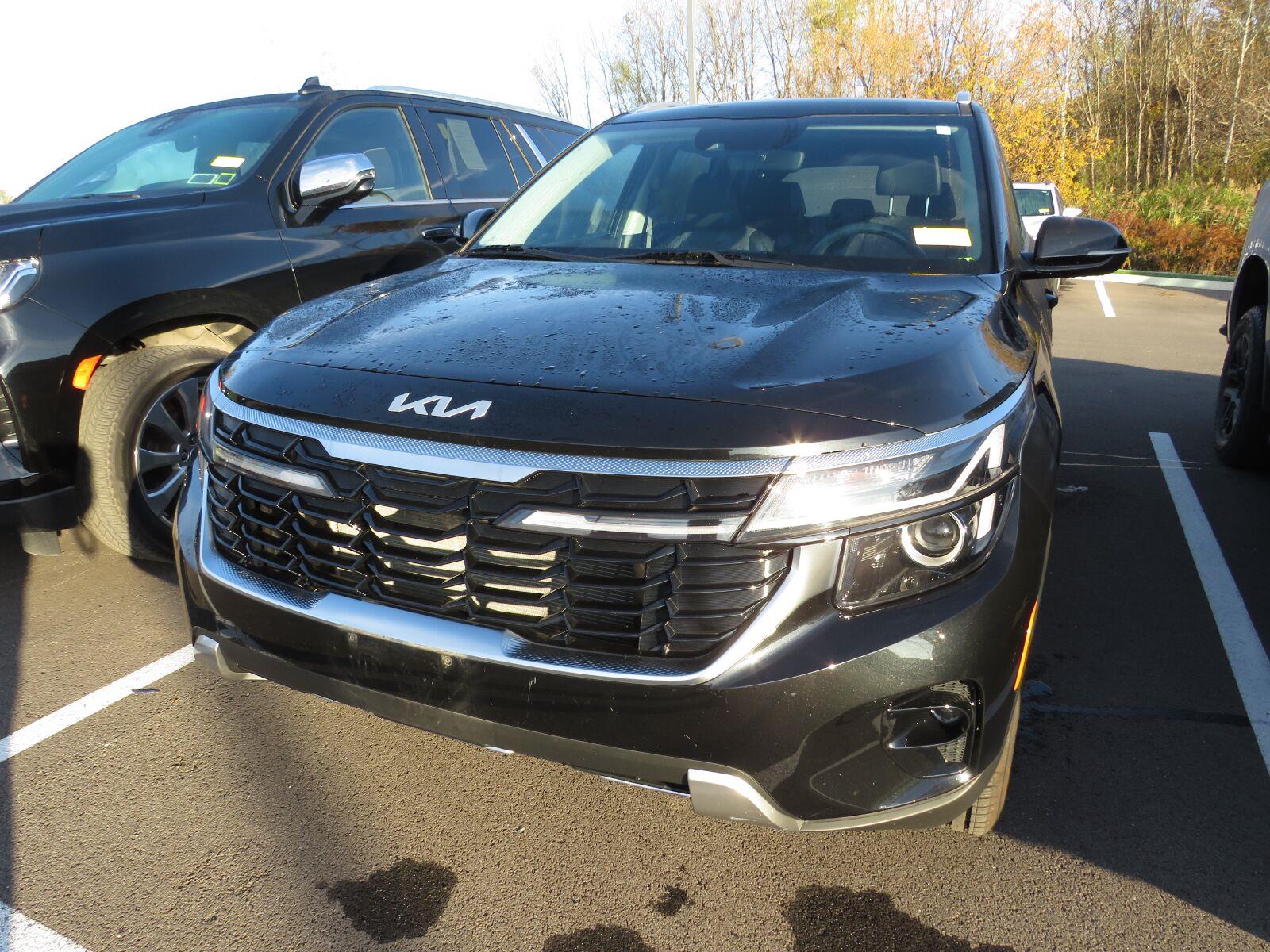 Used 2024 Fusion Black Kia S image 5