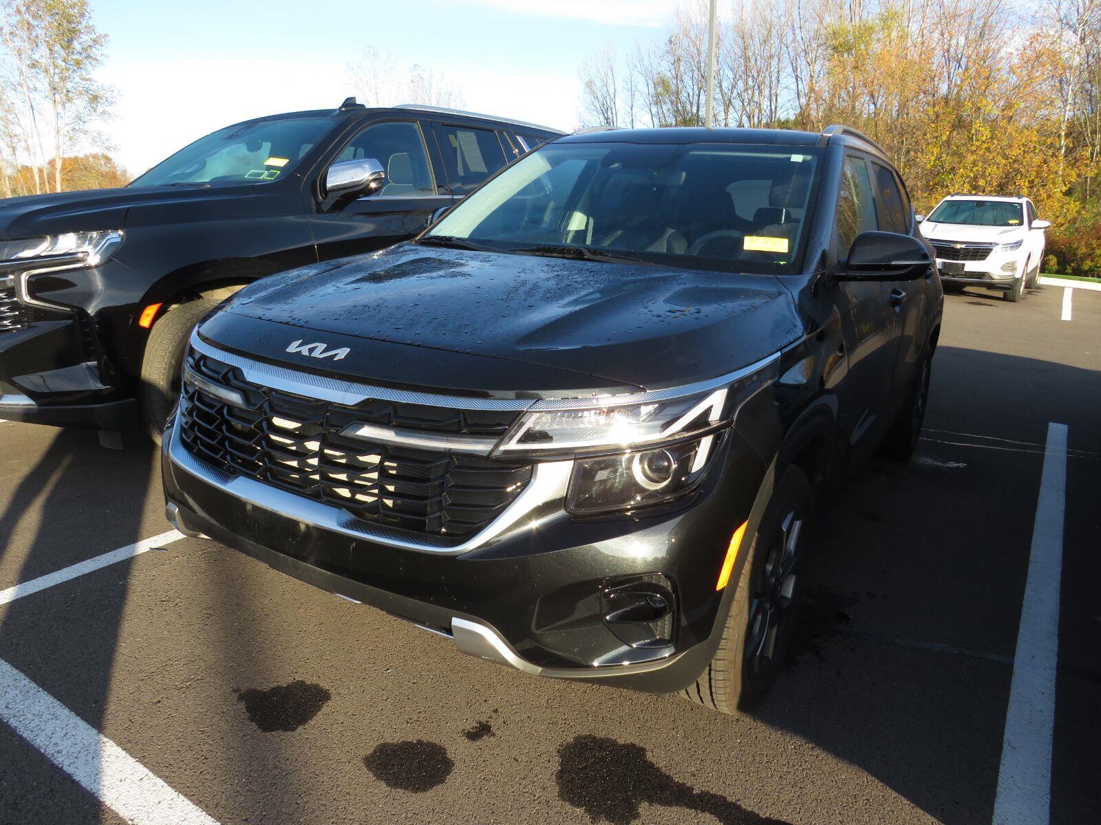 Used 2024 Fusion Black Kia S image 6