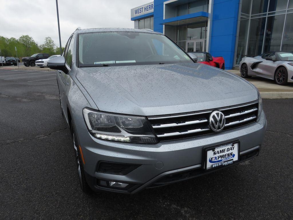Used 2020 Silver Metallic Volkswagen 2.0T SEL image 4