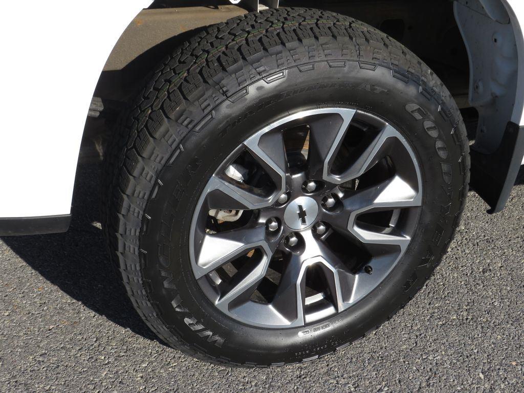 Used 2024 Summit White Chevrolet RST image 9