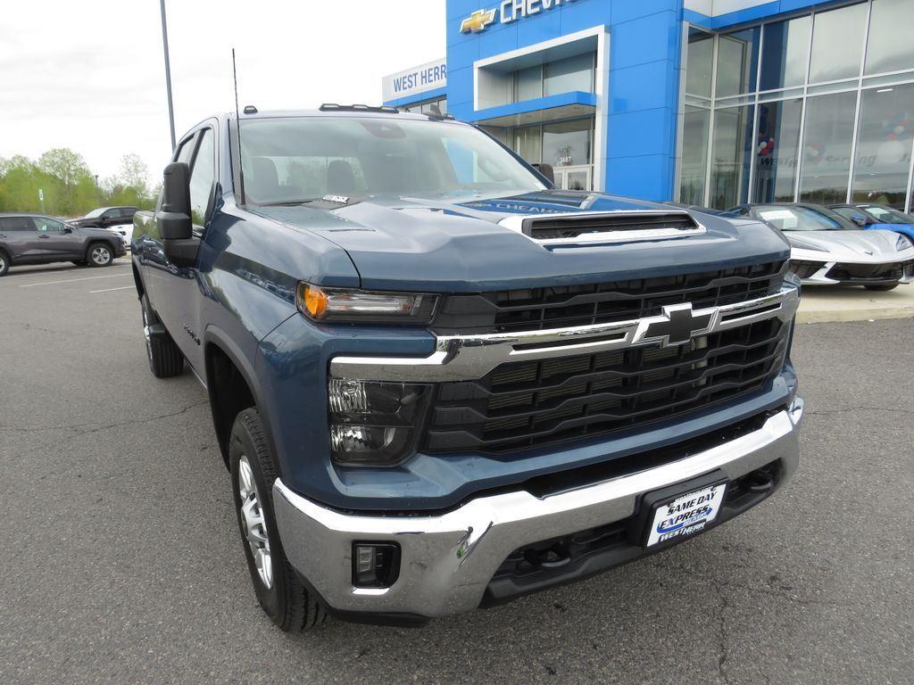 Used 2025 Lakeshore Blue Chevrolet LT image 4