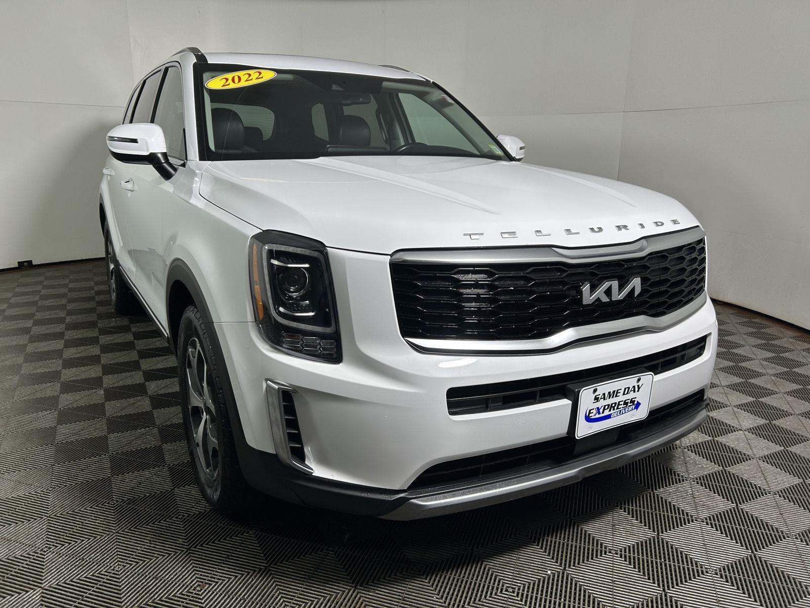 Used 2022 White Pearl Kia EX image 4