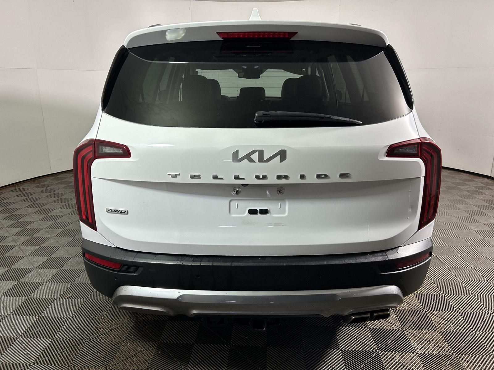 Used 2022 White Pearl Kia EX image 7