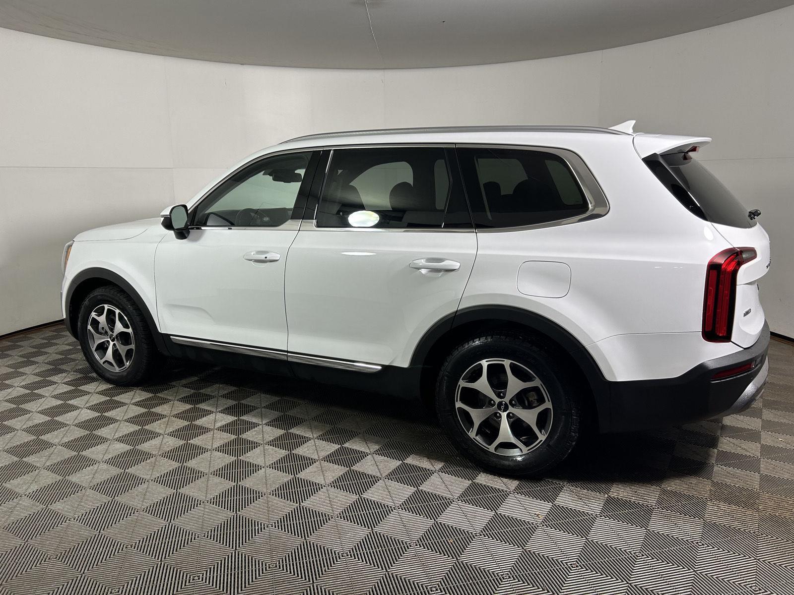 Used 2022 White Pearl Kia EX image 9