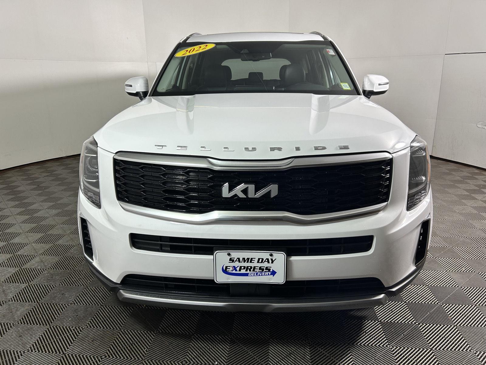 Used 2022 White Pearl Kia EX image 11