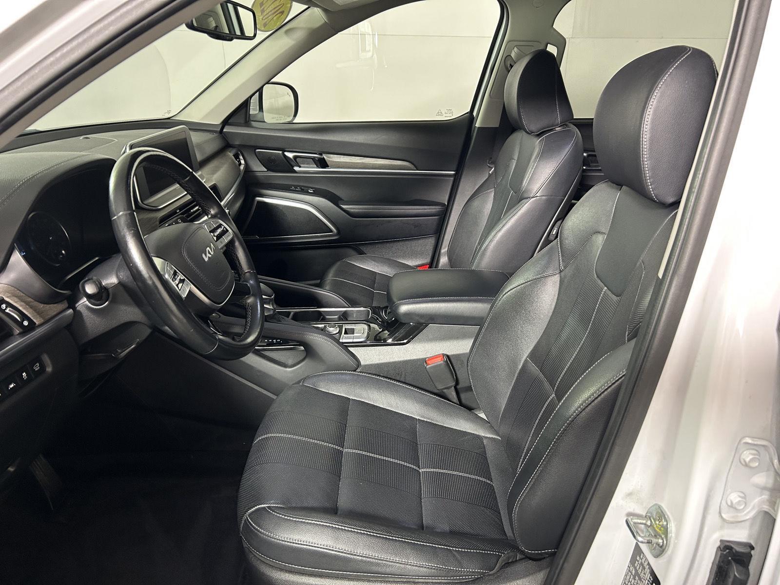 Used 2022 White Pearl Kia EX image 13