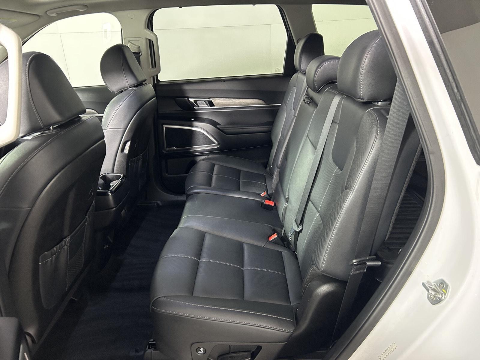 Used 2022 White Pearl Kia EX image 15