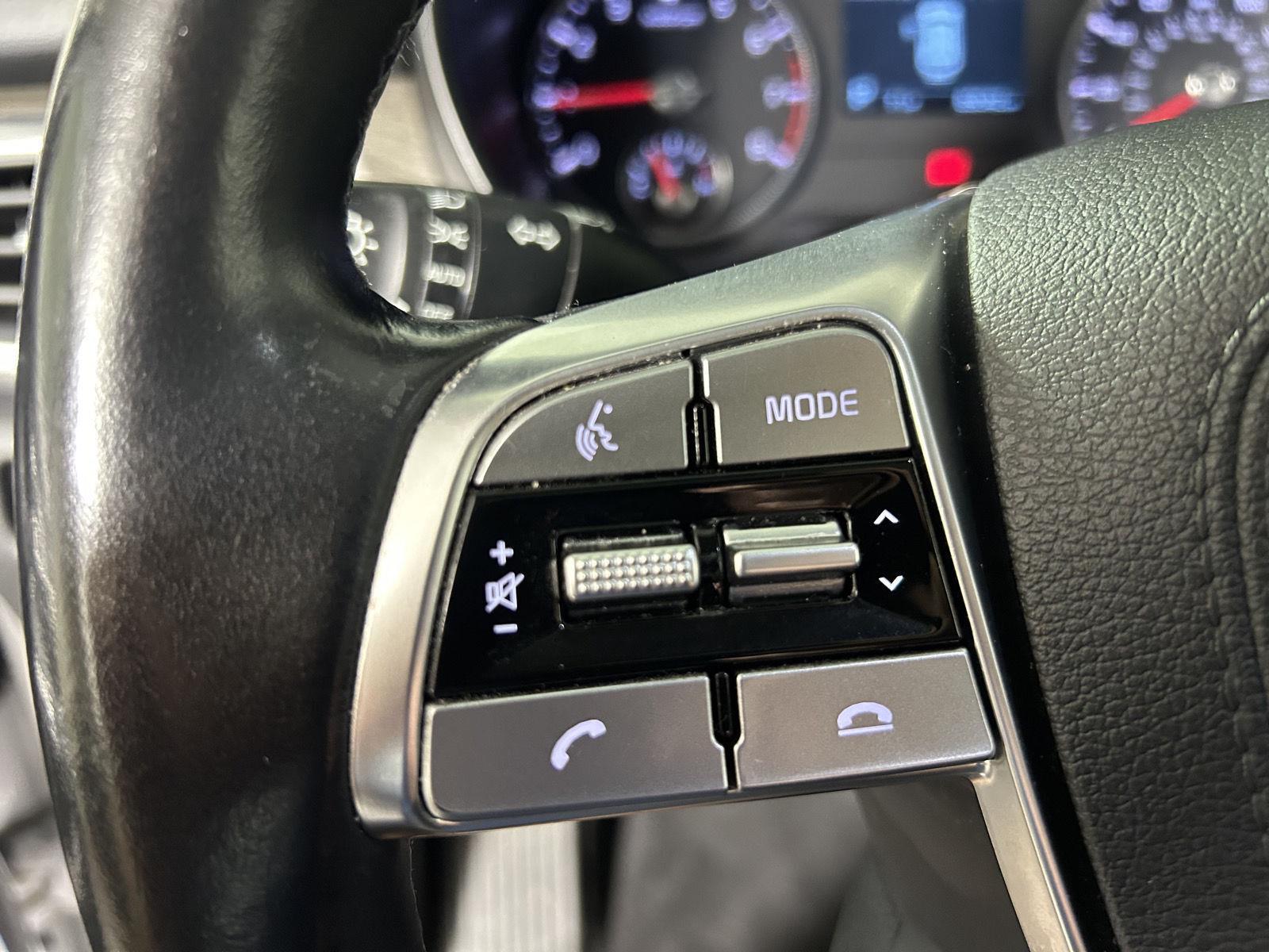 Used 2022 White Pearl Kia EX image 21
