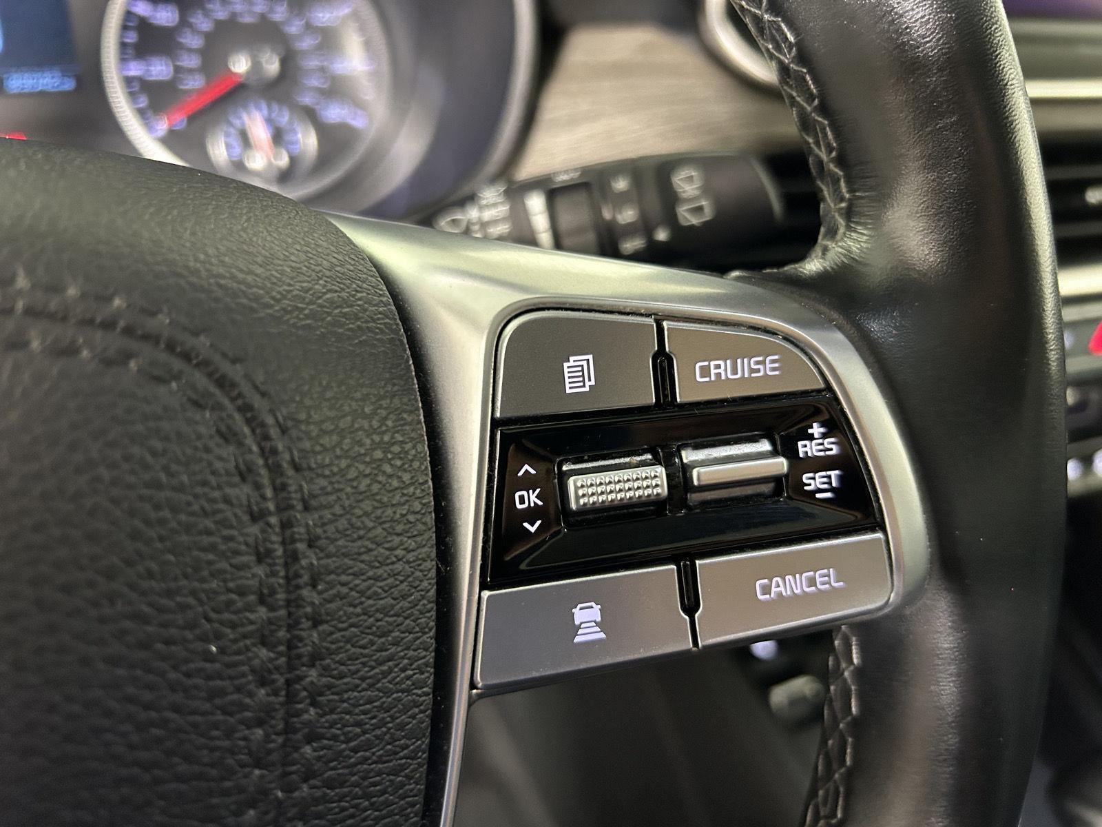 Used 2022 White Pearl Kia EX image 22