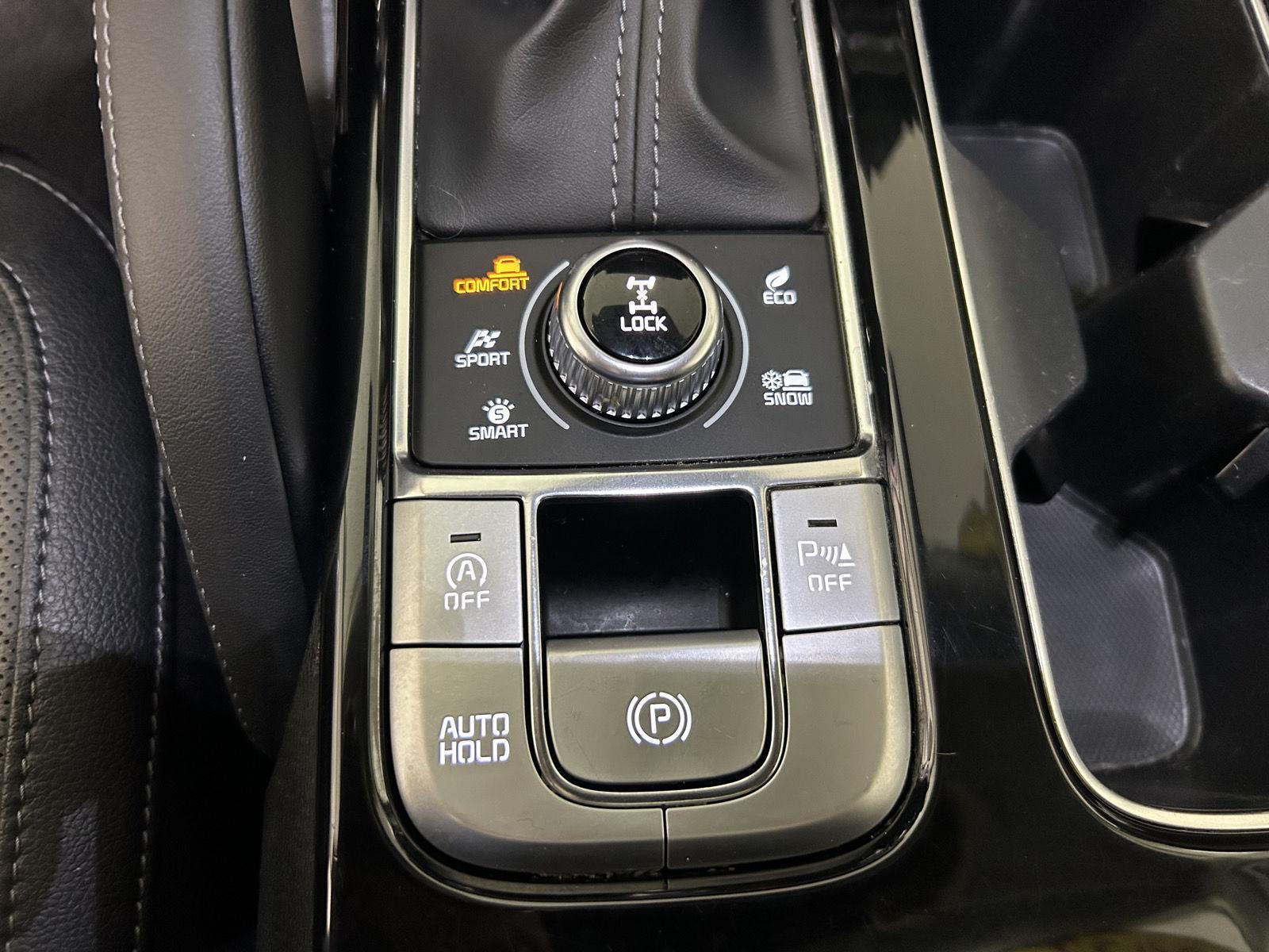 Used 2022 White Pearl Kia EX image 28