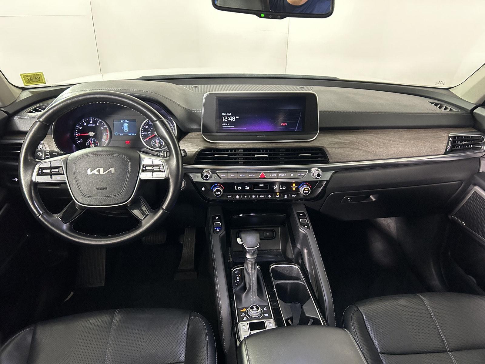 Used 2022 White Pearl Kia EX image 31