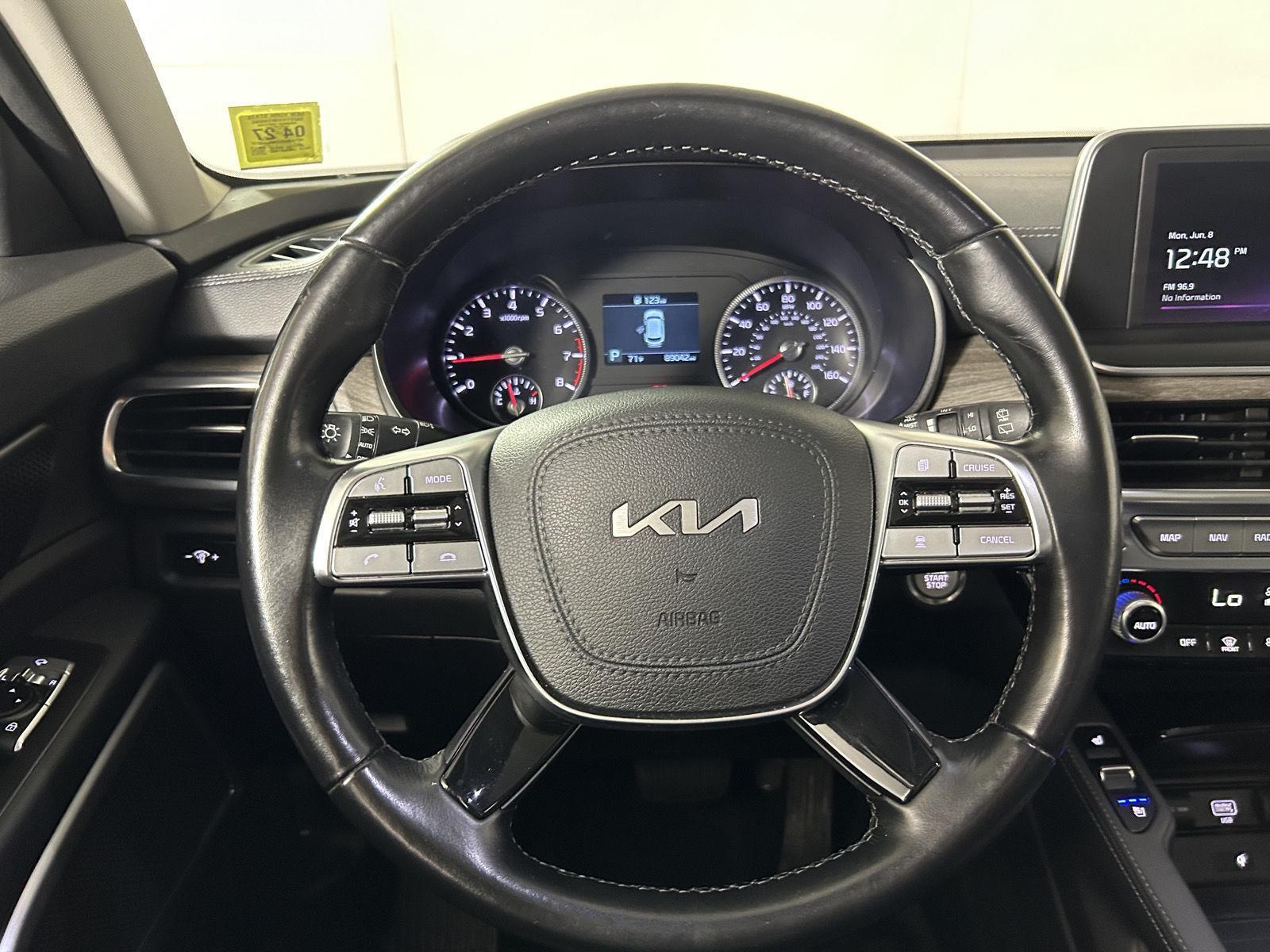 Used 2022 White Pearl Kia EX image 32