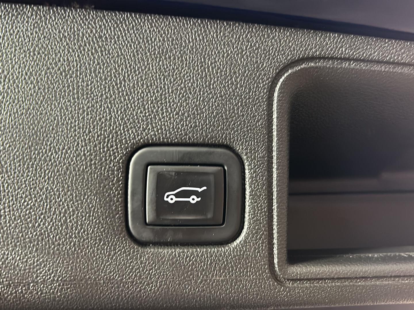 Used 2022 Marine Metallic GMC Denali image 9