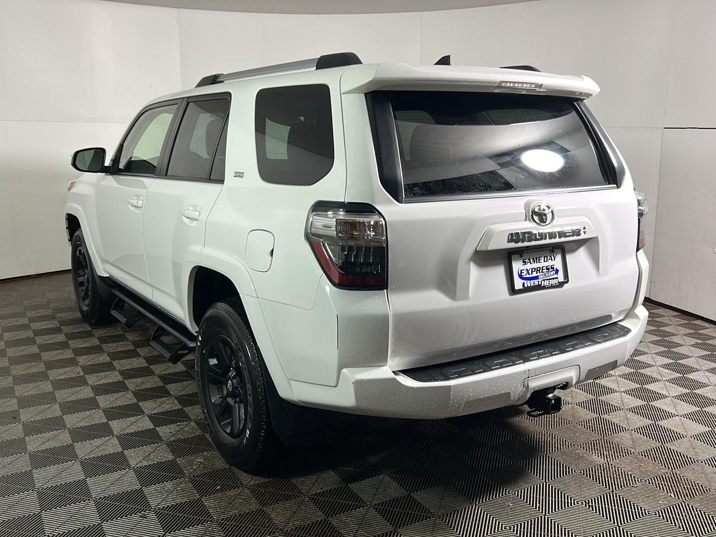 Used 2023 Ice Cap Toyota SR5 image 9