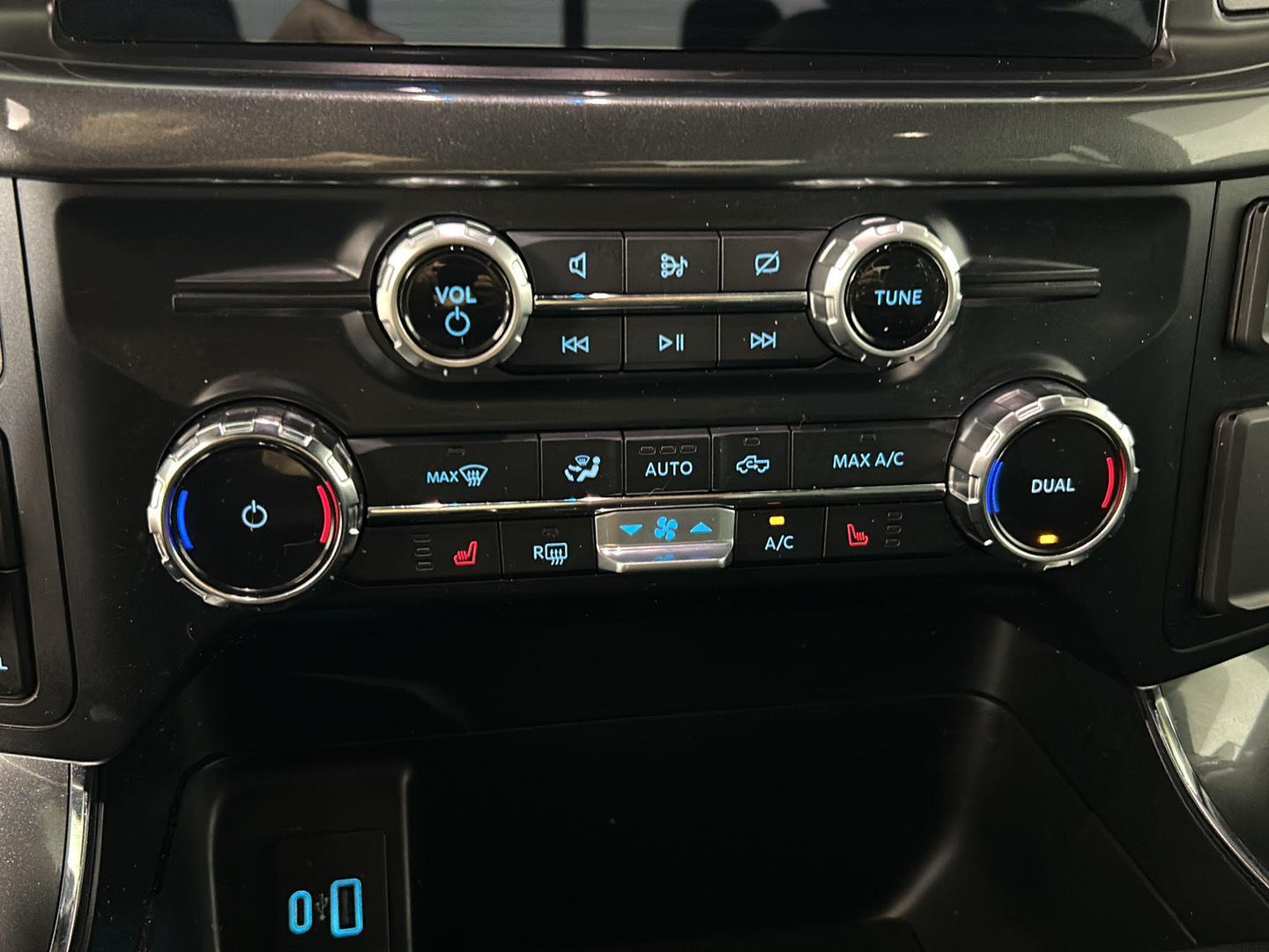 Used 2023 Avalanche Gray Ford XLT image 19