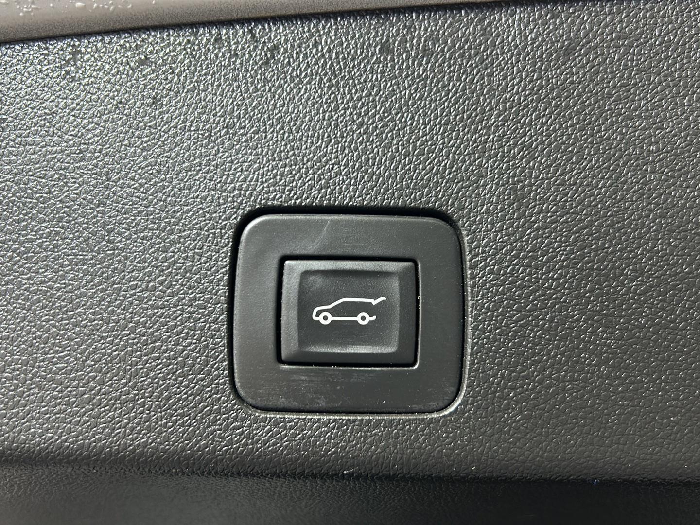 Used 2023 White Frost Tricoat Buick Select image 9