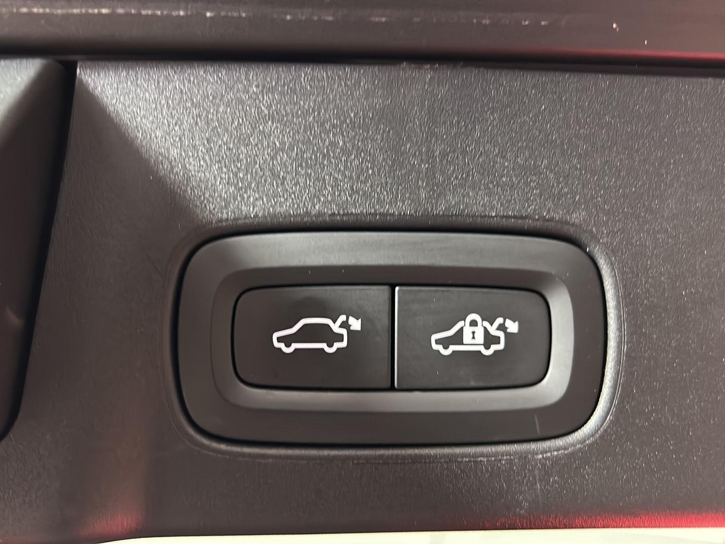 Used 2019 Denim Blue Metallic Volvo T5 image 9
