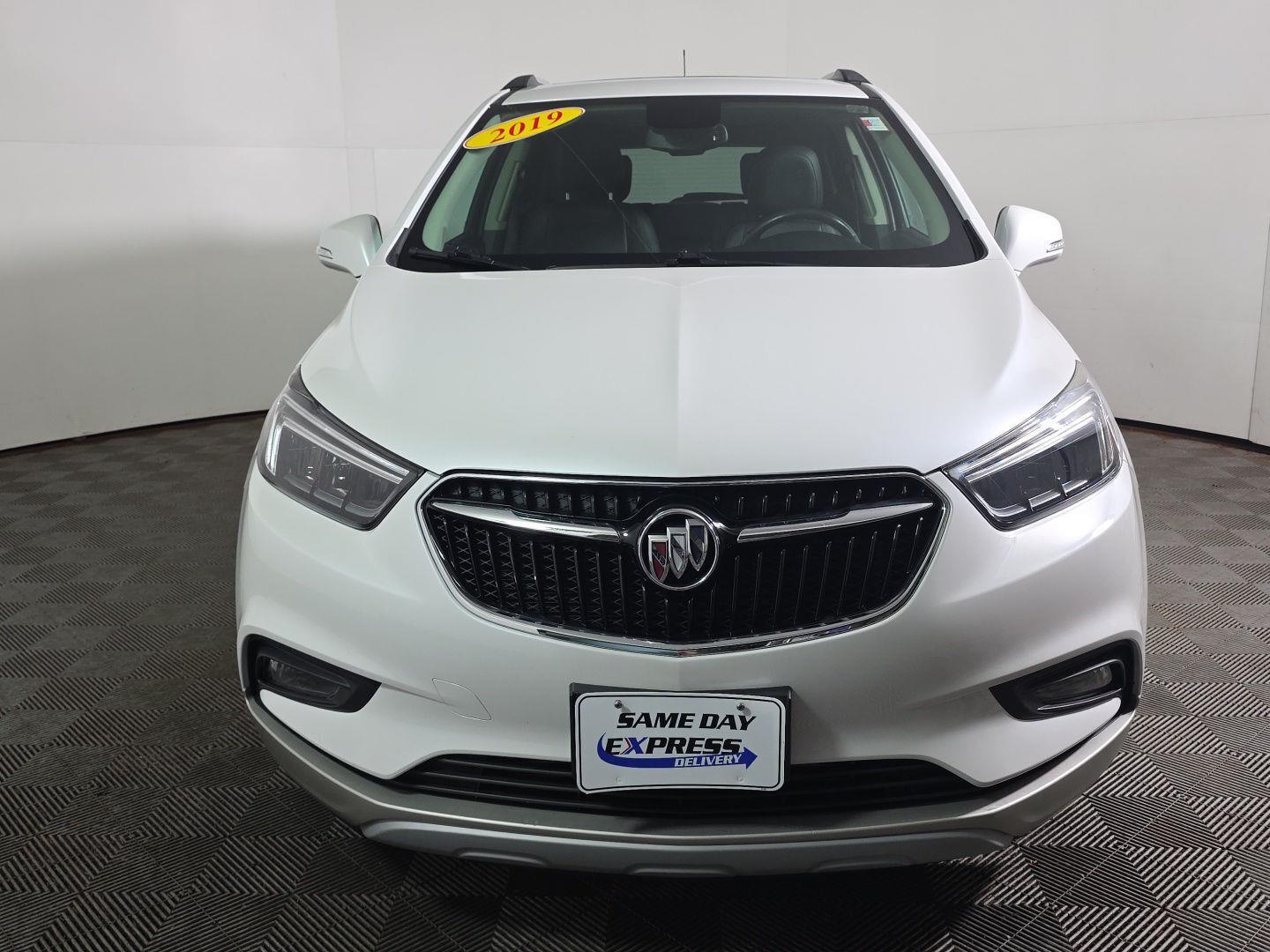 Used 2019 White Frost Tricoat Buick Essence image 7