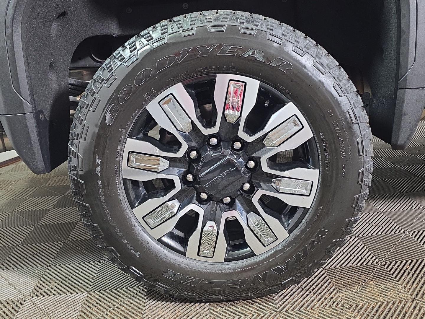 Used 2025 Onyx Black GMC Denali image 2