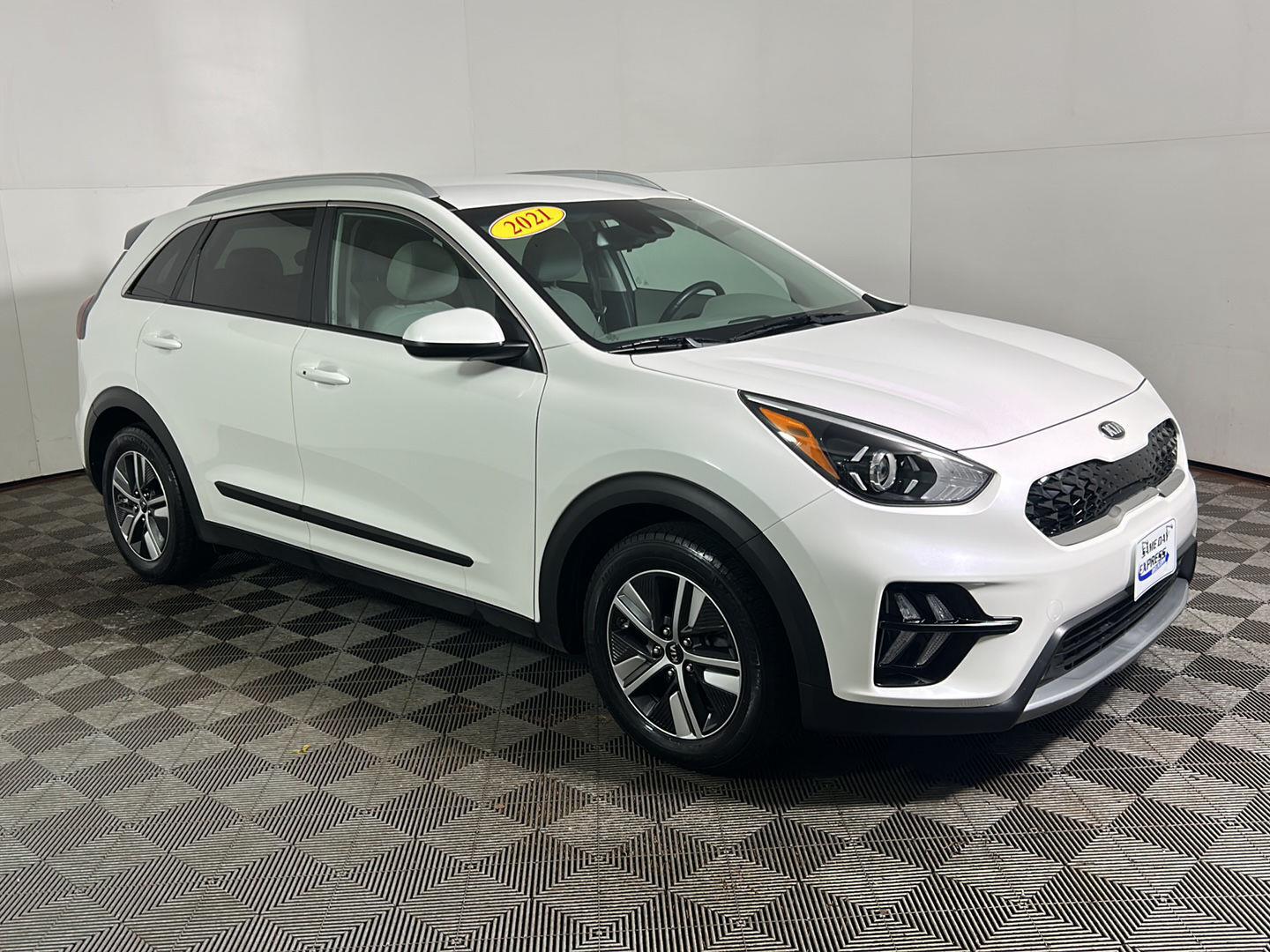 Used 2021 Snow White Pearl Kia LXS image 5