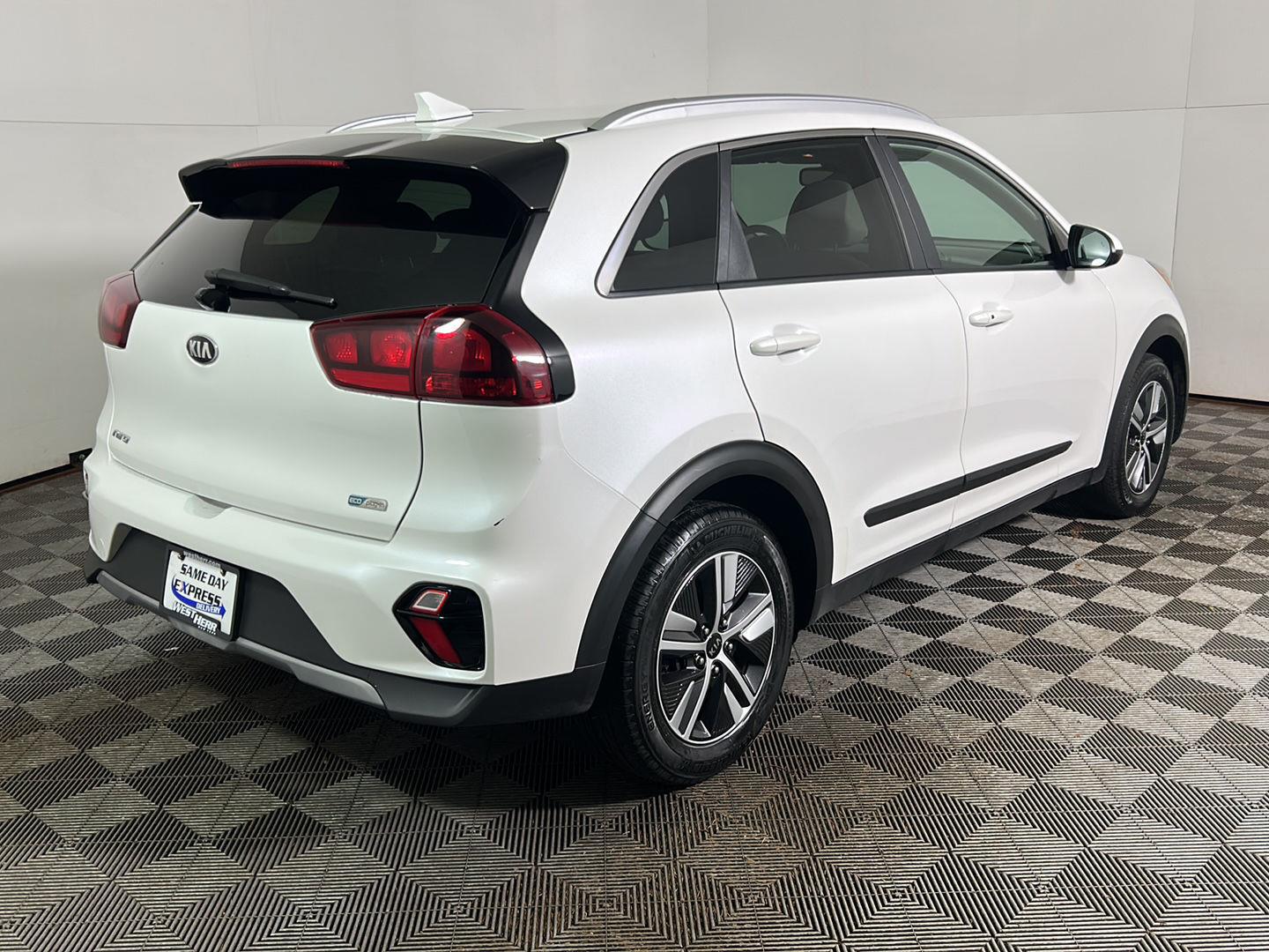Used 2021 Snow White Pearl Kia LXS image 6