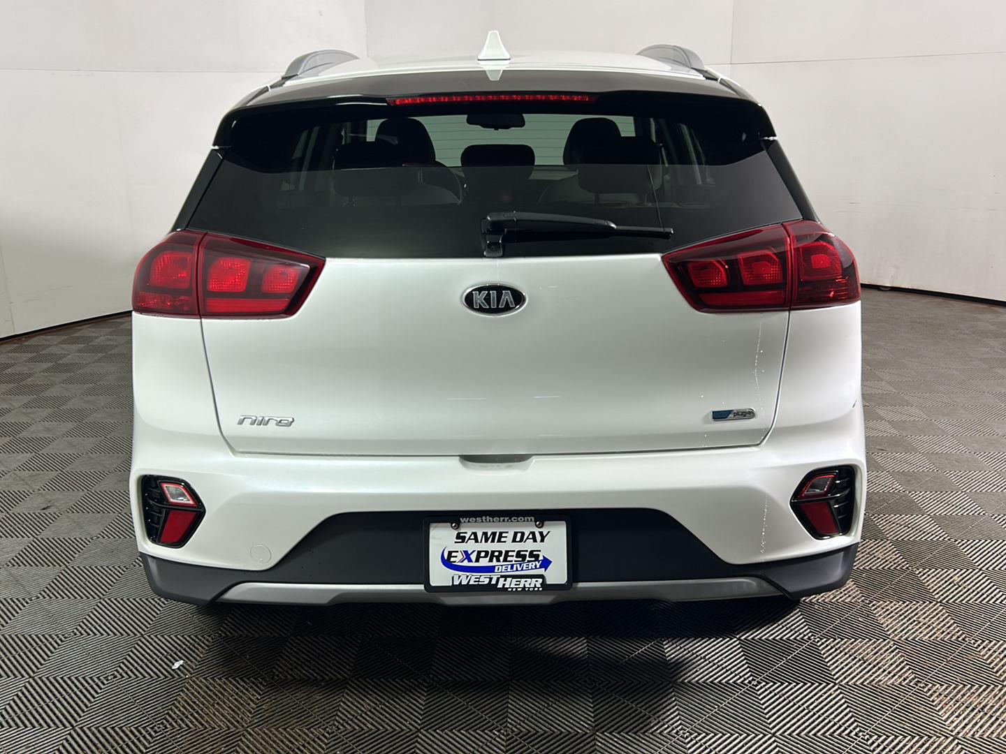 Used 2021 Snow White Pearl Kia LXS image 7