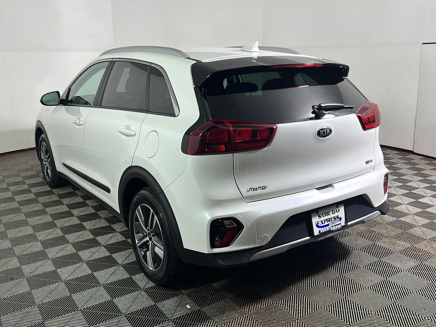 Used 2021 Snow White Pearl Kia LXS image 9