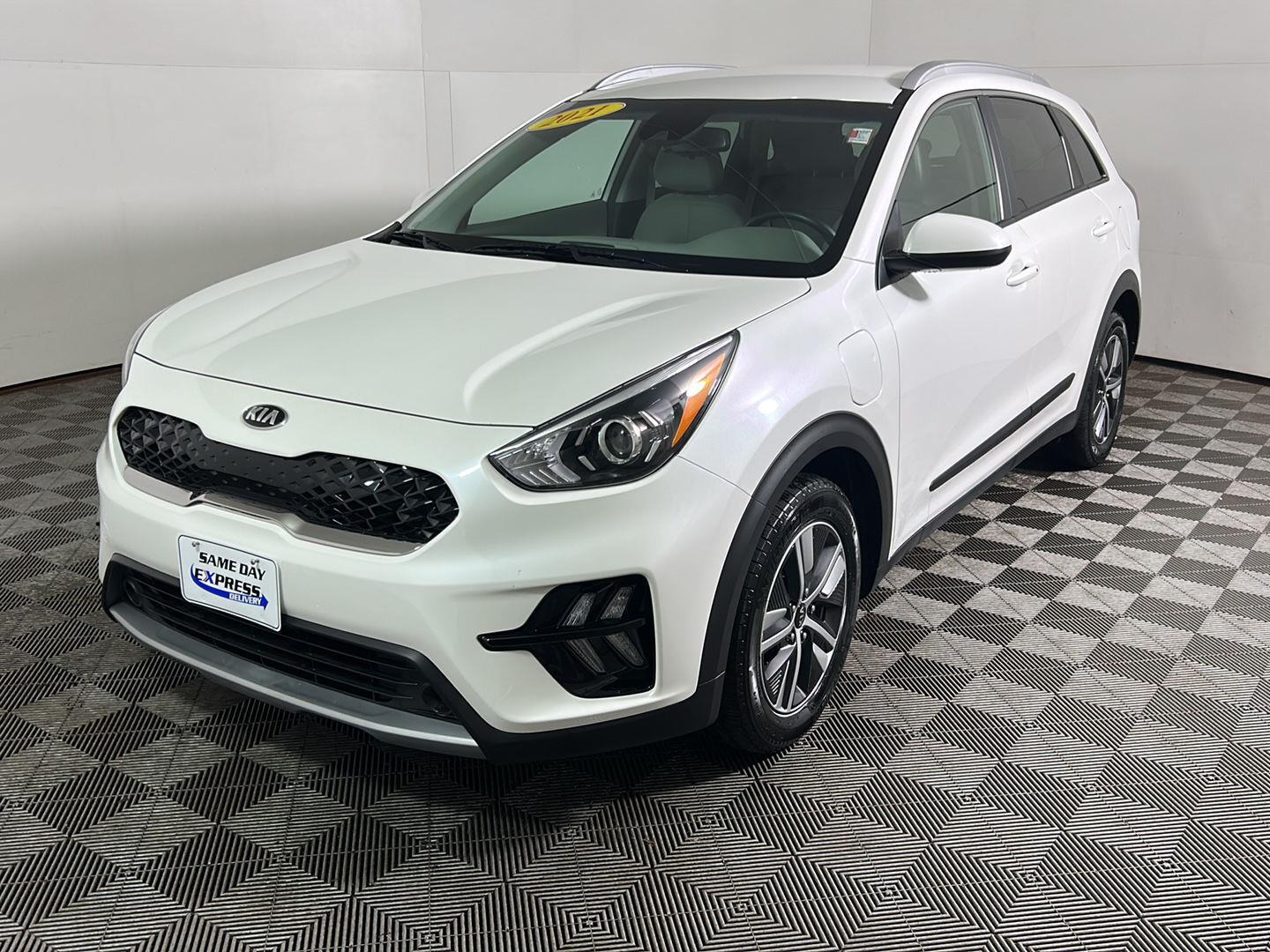 Used 2021 Snow White Pearl Kia LXS image 10
