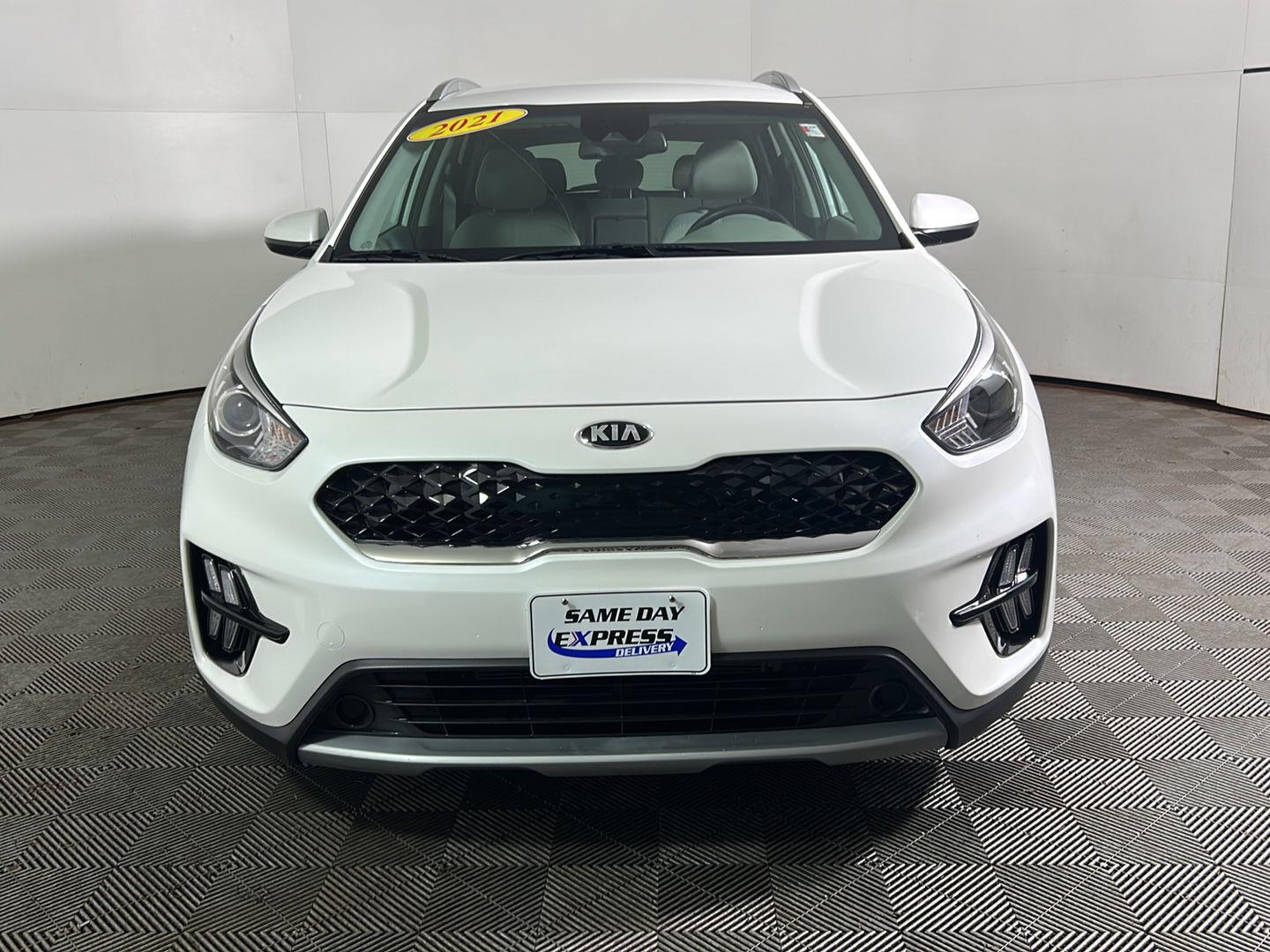 Used 2021 Snow White Pearl Kia LXS image 11