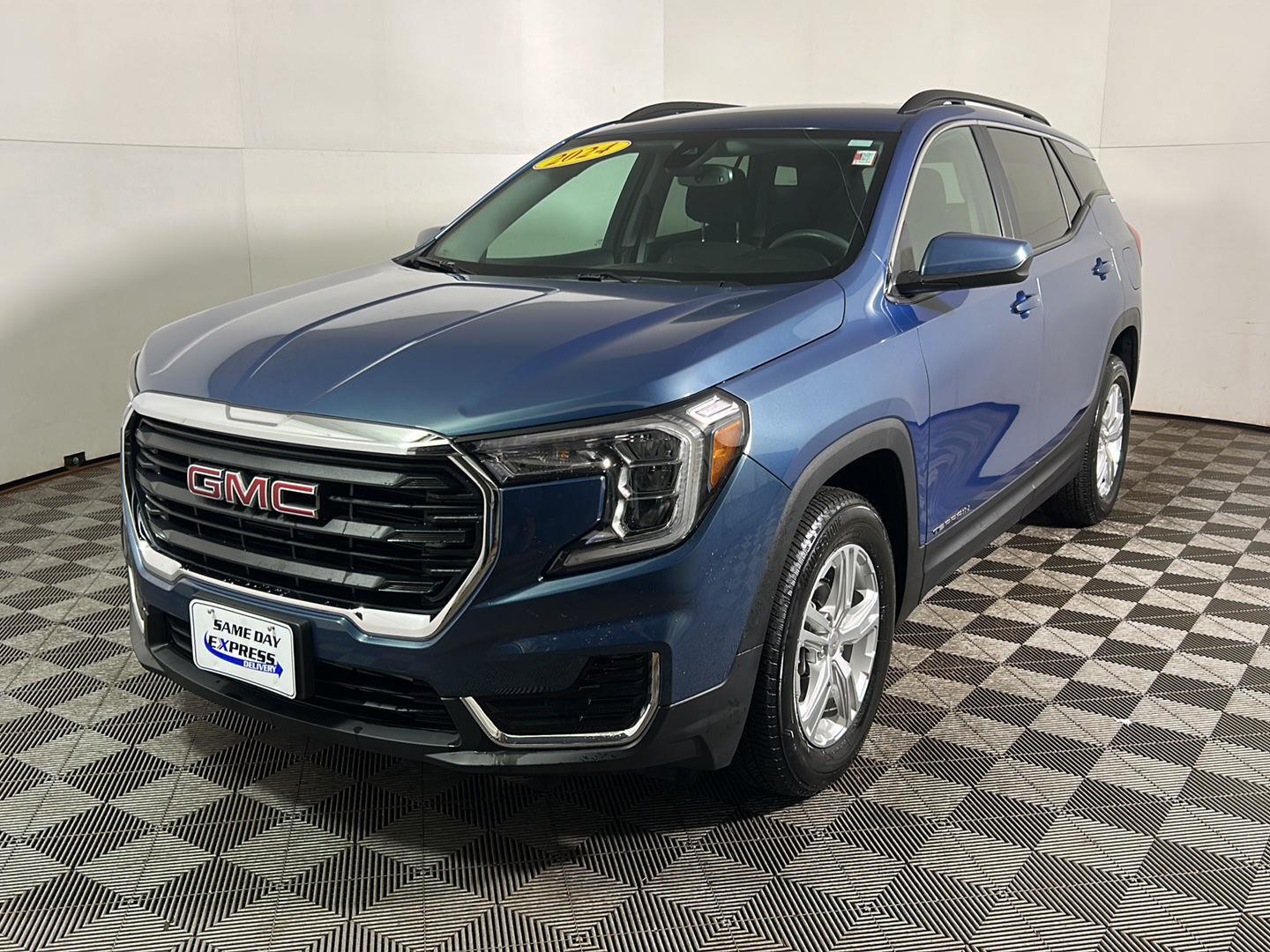 Used 2024 Downpour Metallic GMC SLE image 11