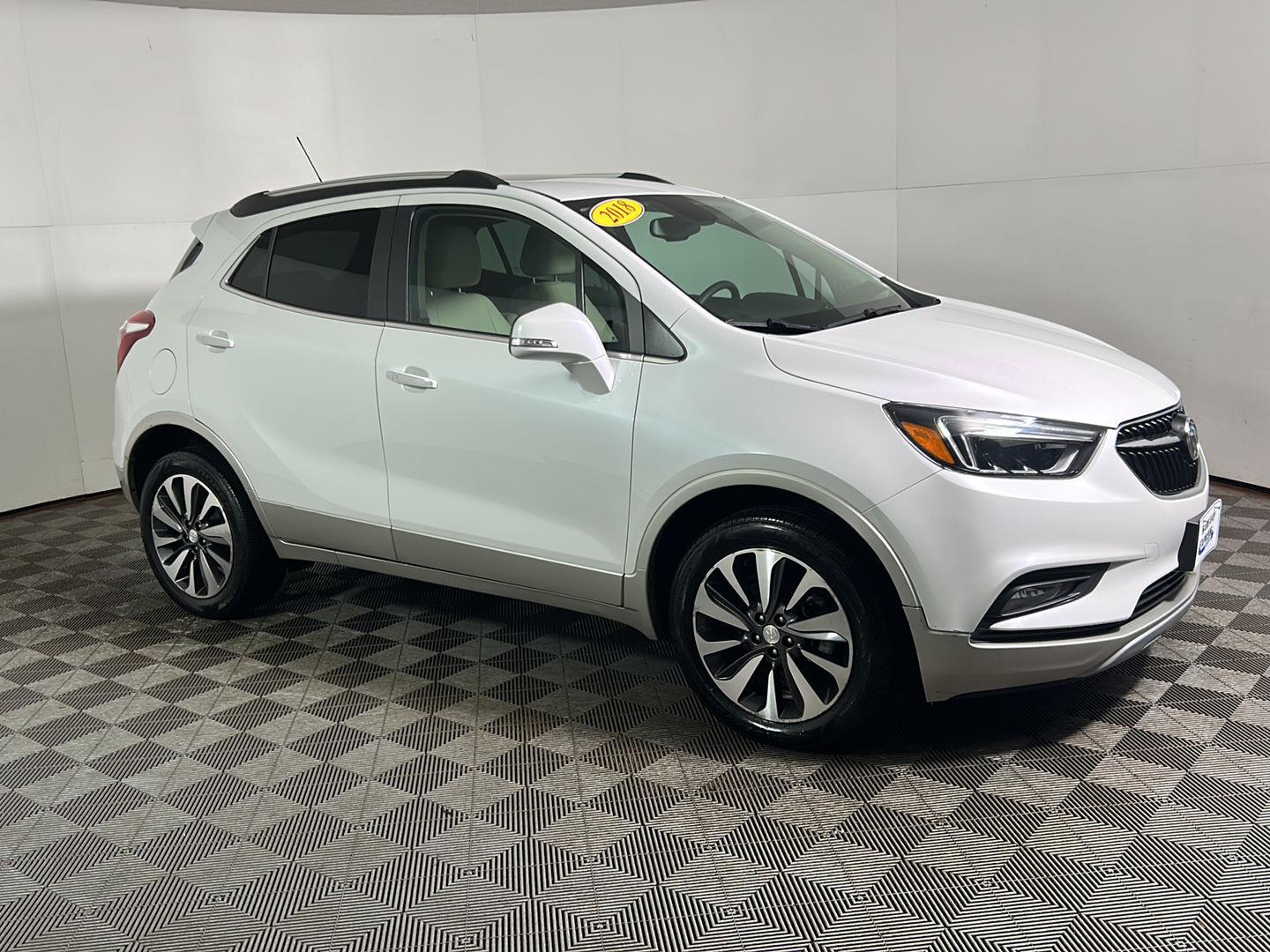 Used 2018 White Frost Tricoat Buick Essence image 5