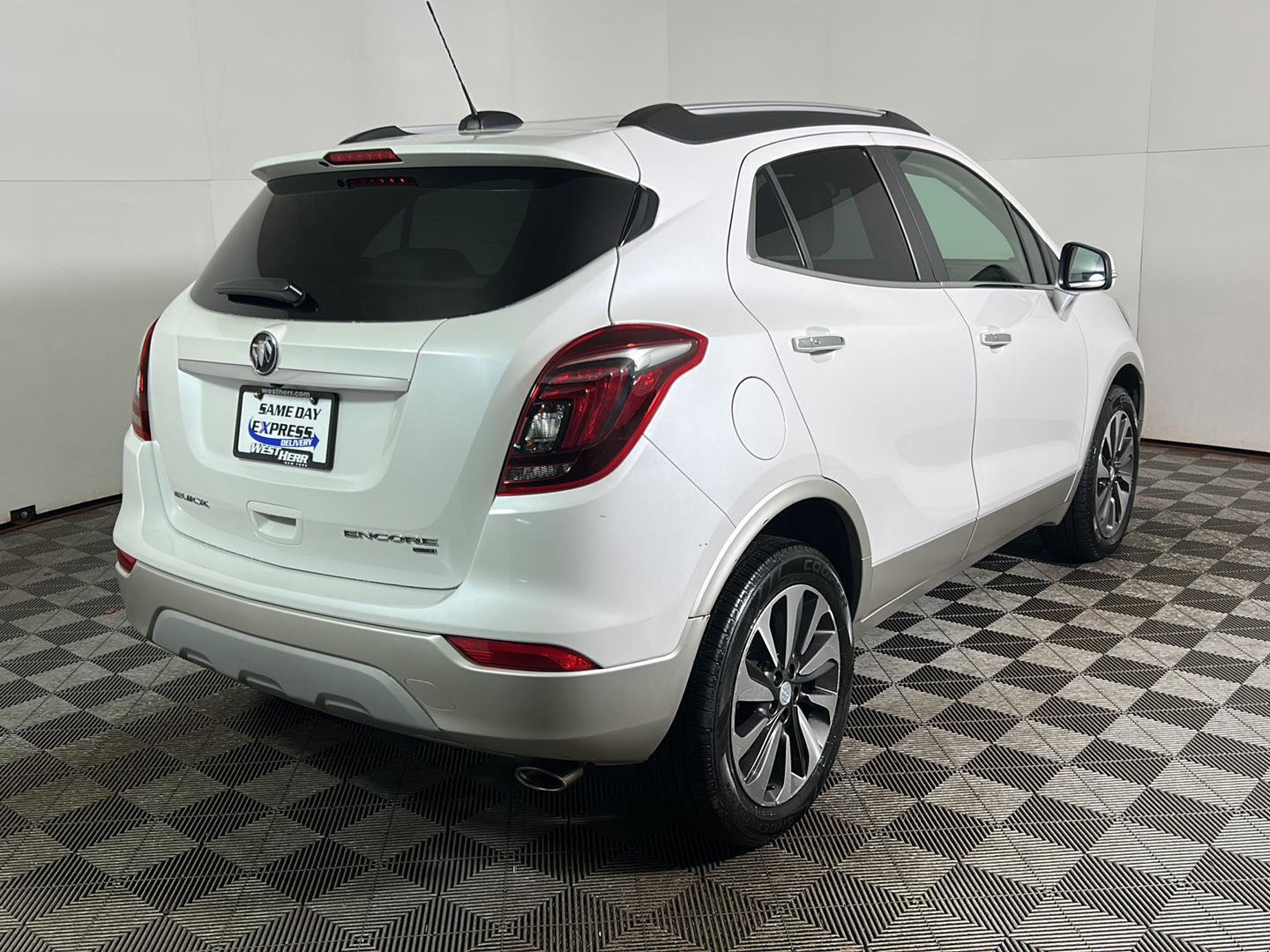 Used 2018 White Frost Tricoat Buick Essence image 6