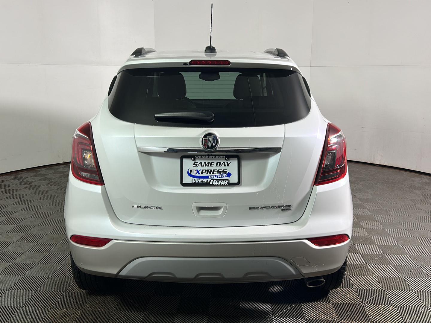 Used 2018 White Frost Tricoat Buick Essence image 7
