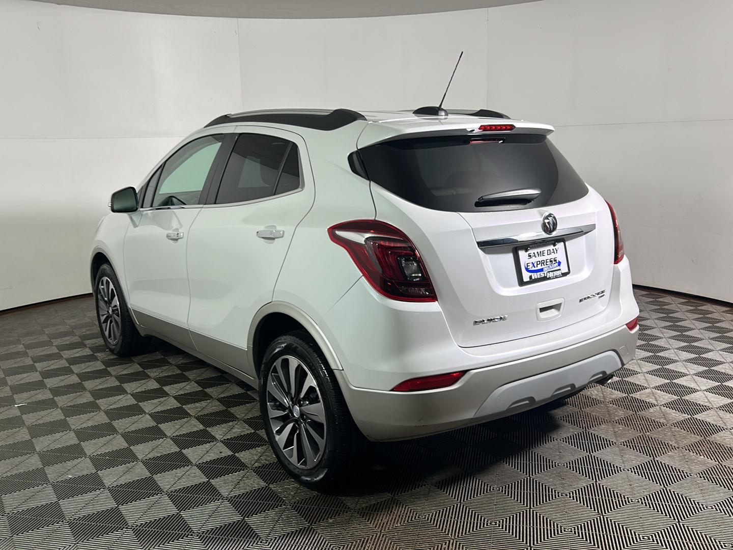 Used 2018 White Frost Tricoat Buick Essence image 9